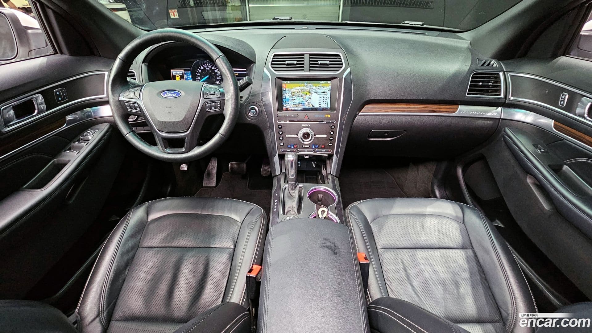 Main__Slider__Photo:Explorer Ford 2017.0-6