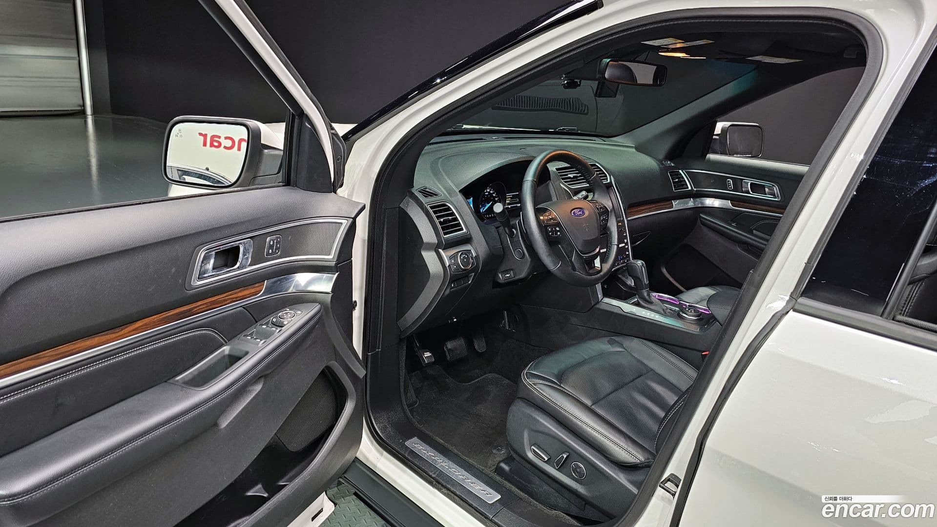 Main__Slider__Photo:Explorer Ford 2017.0-10