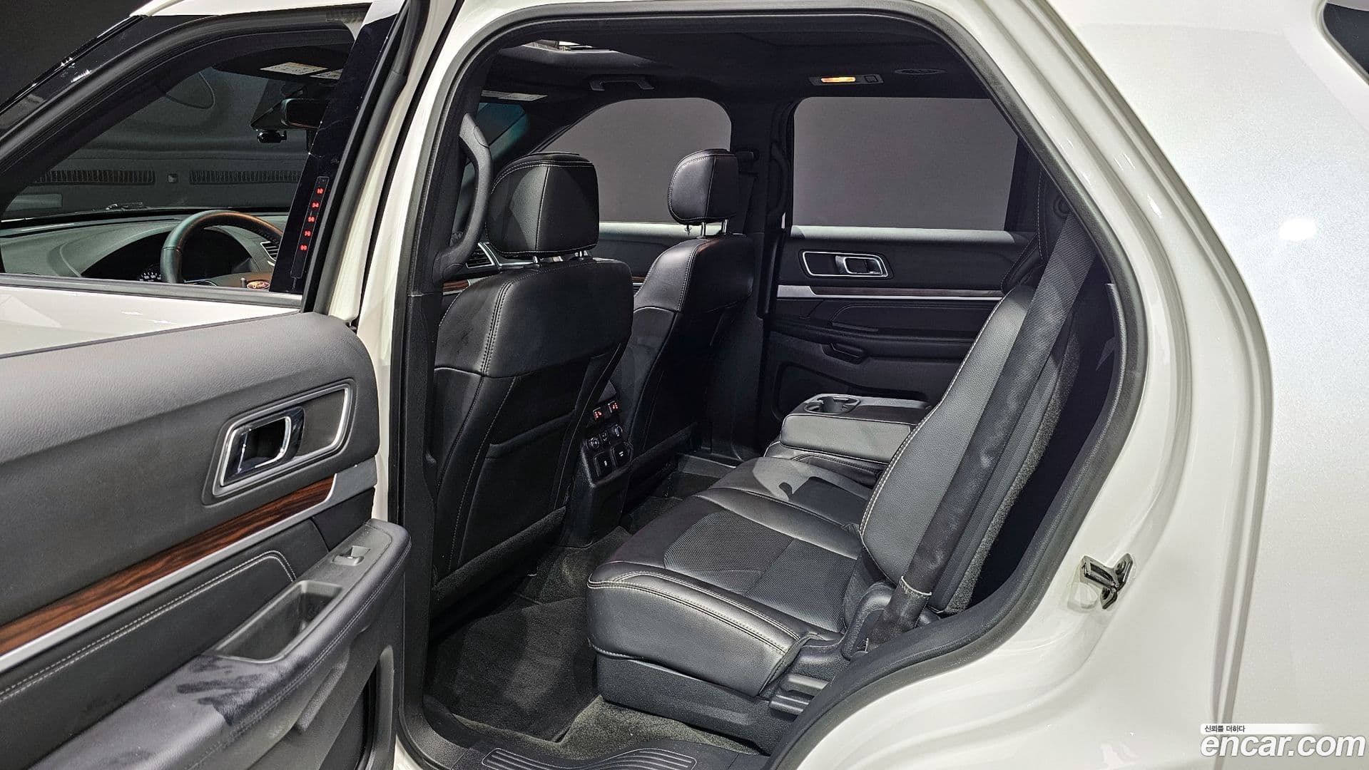 Main__Slider__Photo:Explorer Ford 2017.0-11