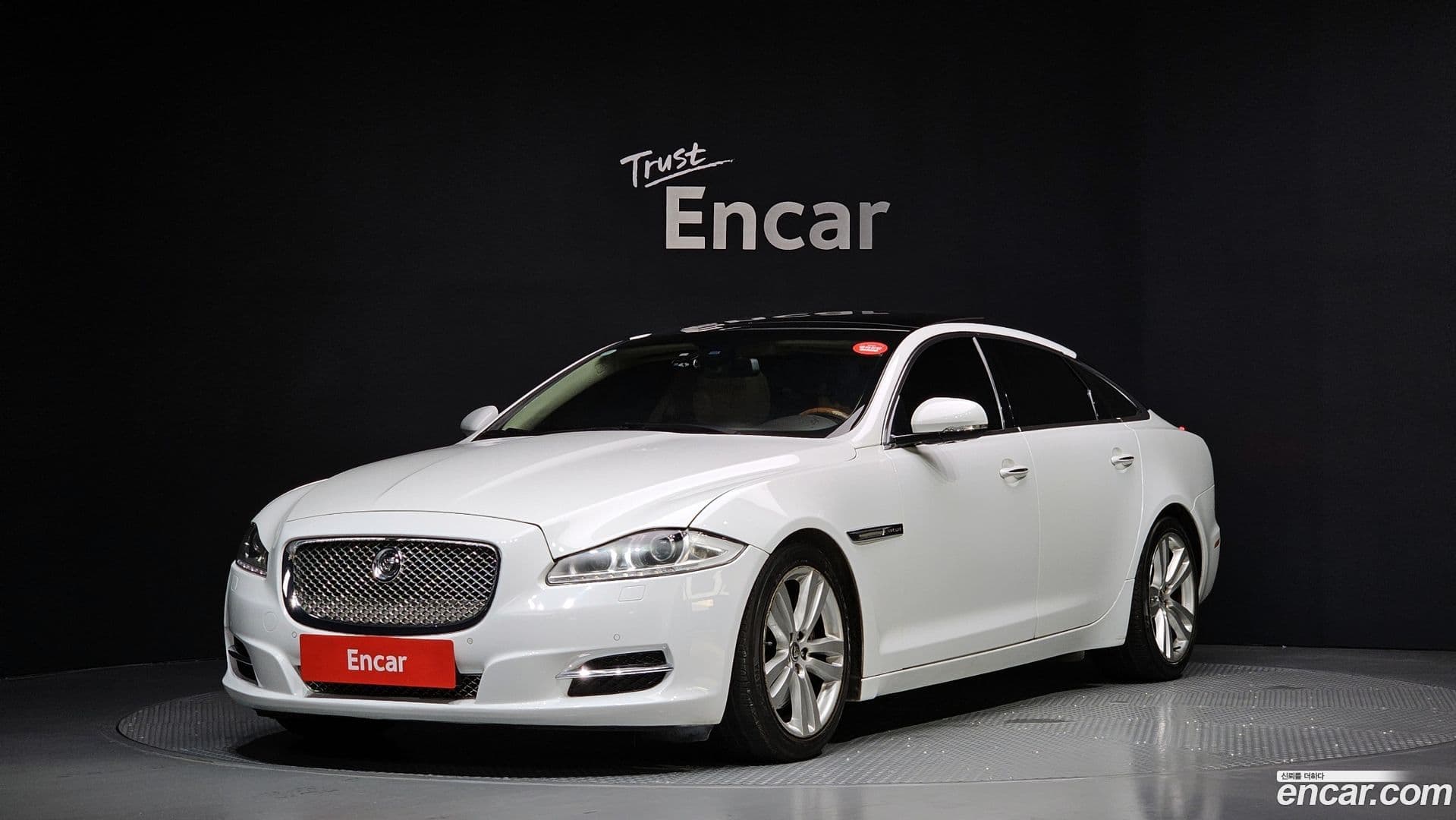 Main__Slider__Photo:XJ Jaguar 2013.0-0