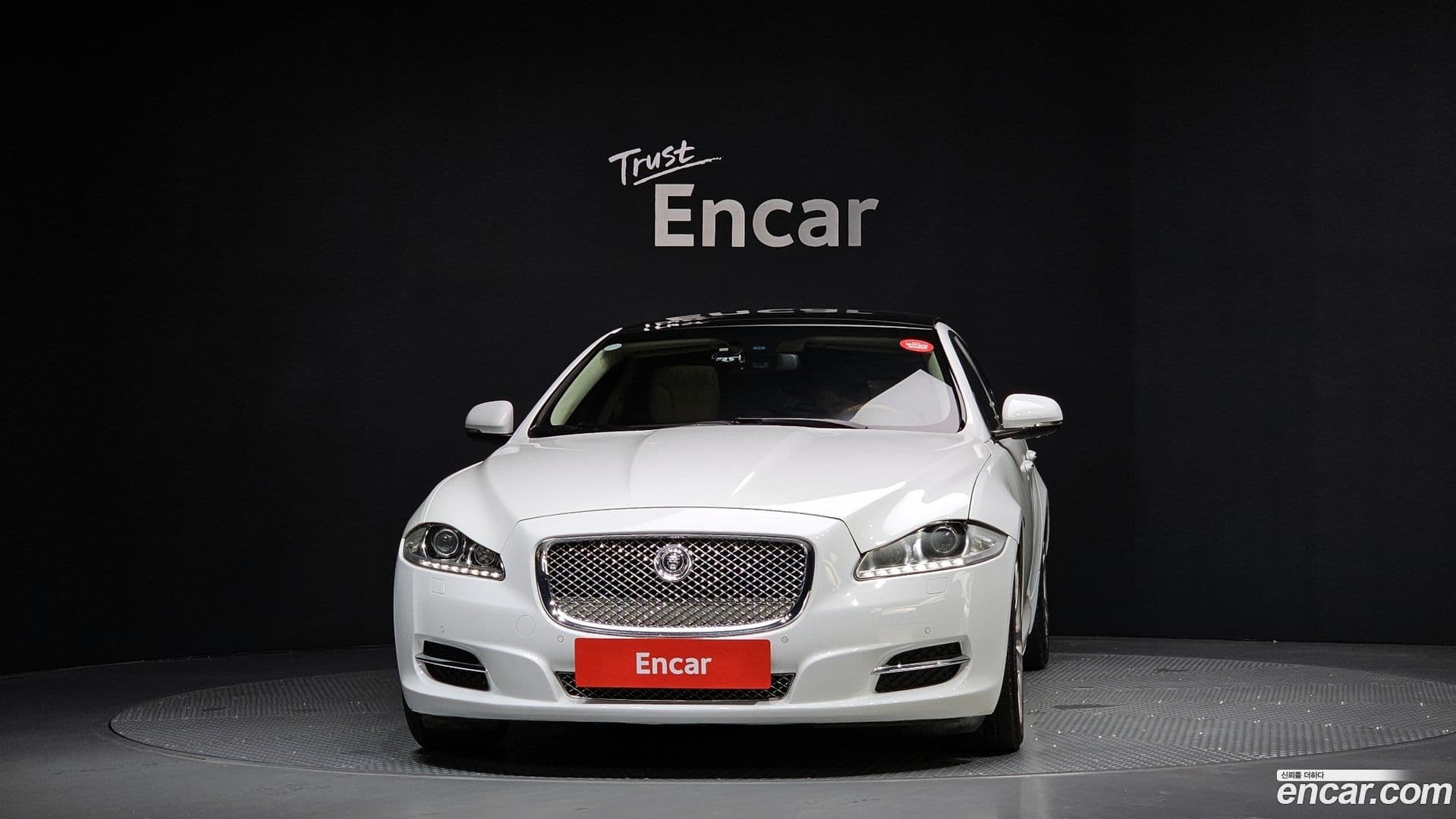 Main__Slider__Photo:XJ Jaguar 2013.0-2