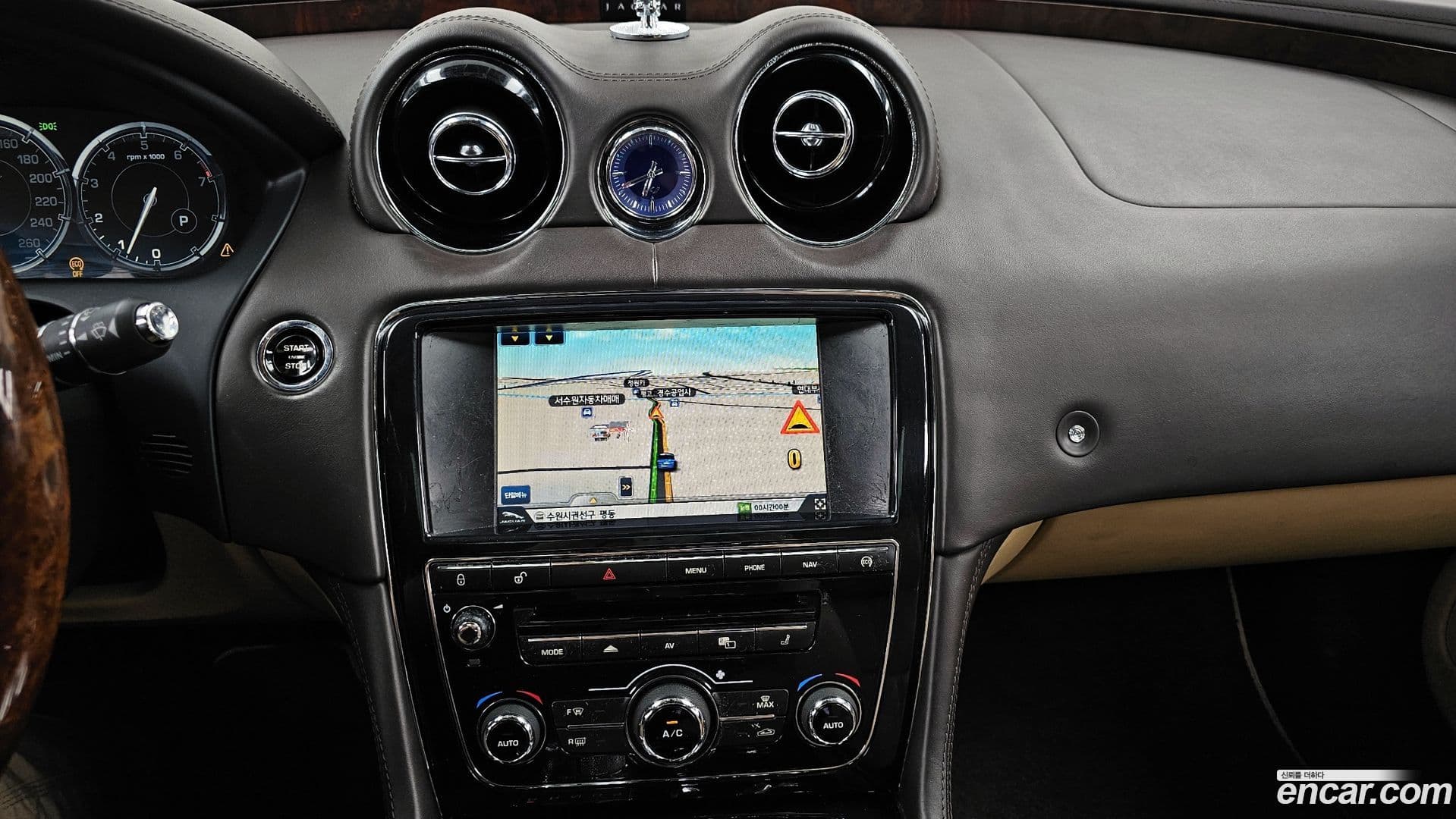 Main__Slider__Photo:XJ Jaguar 2013.0-13