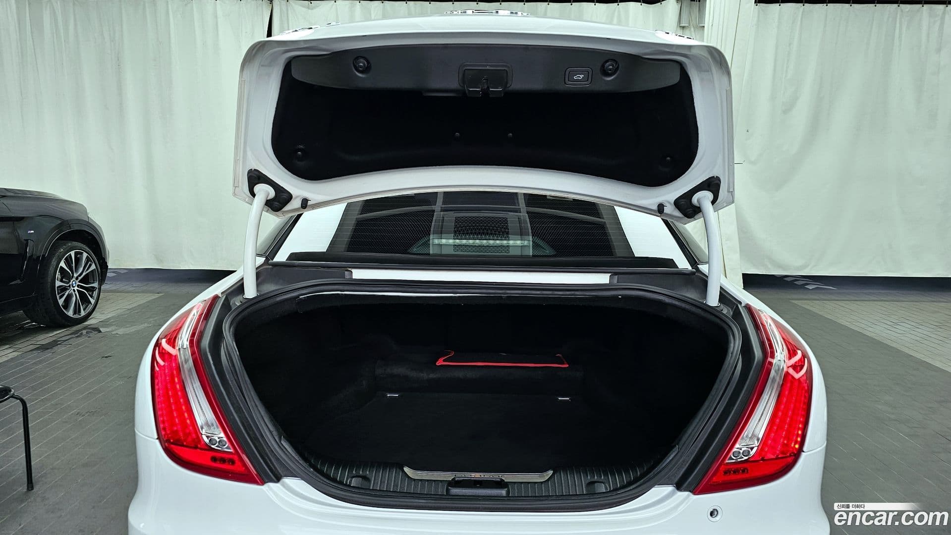 Main__Slider__Photo:XJ Jaguar 2013.0-19