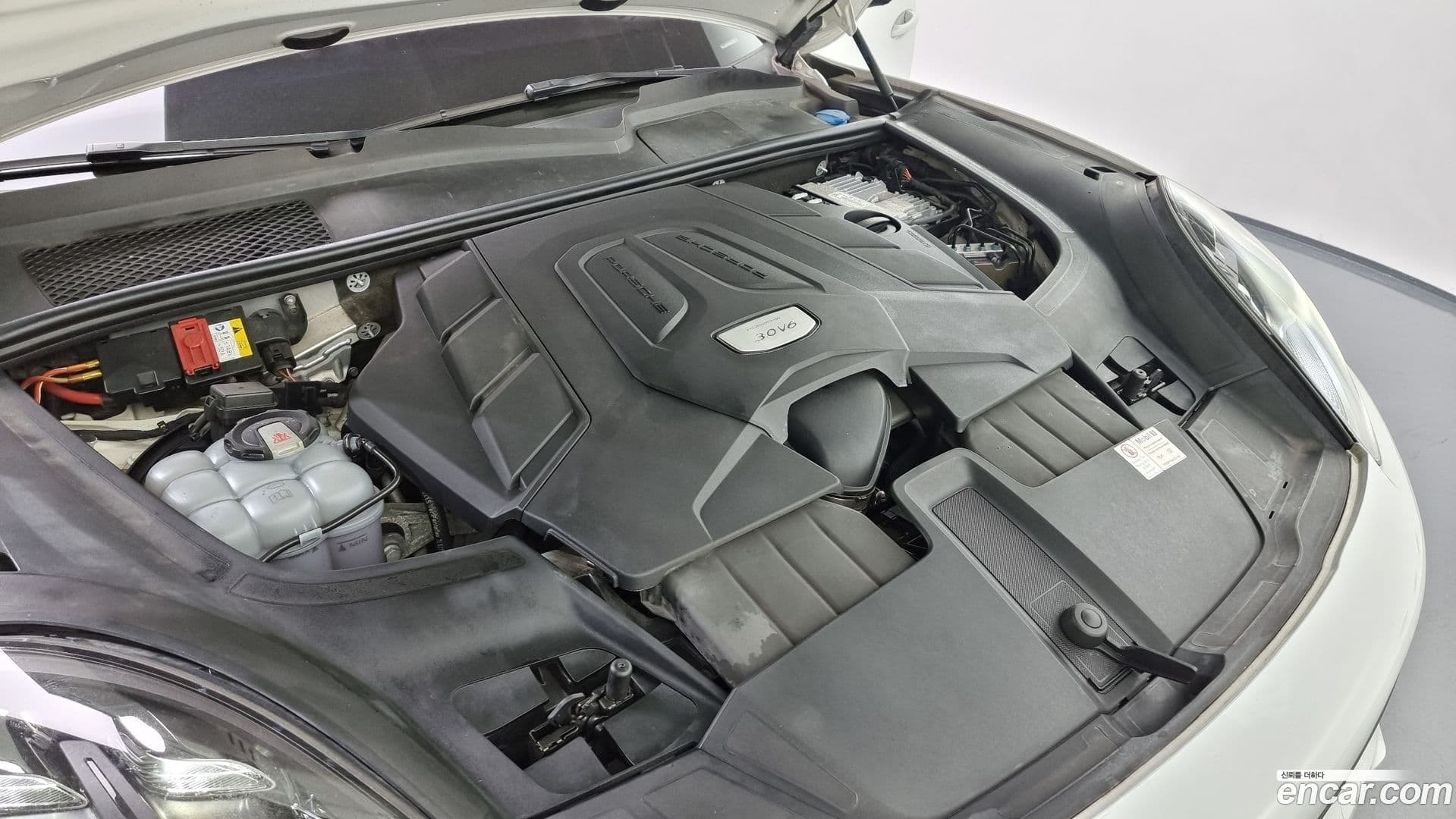 Main__Slider__Photo:Cayenne Porsche 2019.4-5