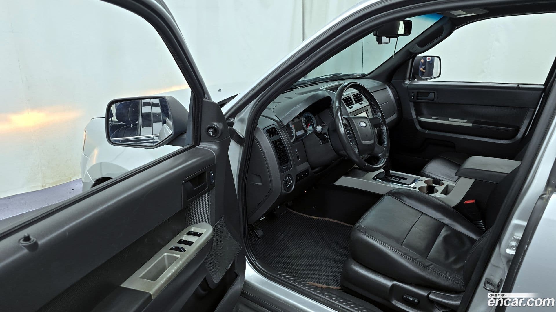 Main__Slider__Photo:Escape Ford 2009.3-9