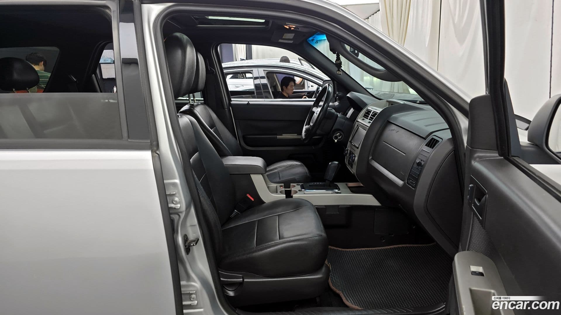 Main__Slider__Photo:Escape Ford 2009.3-10