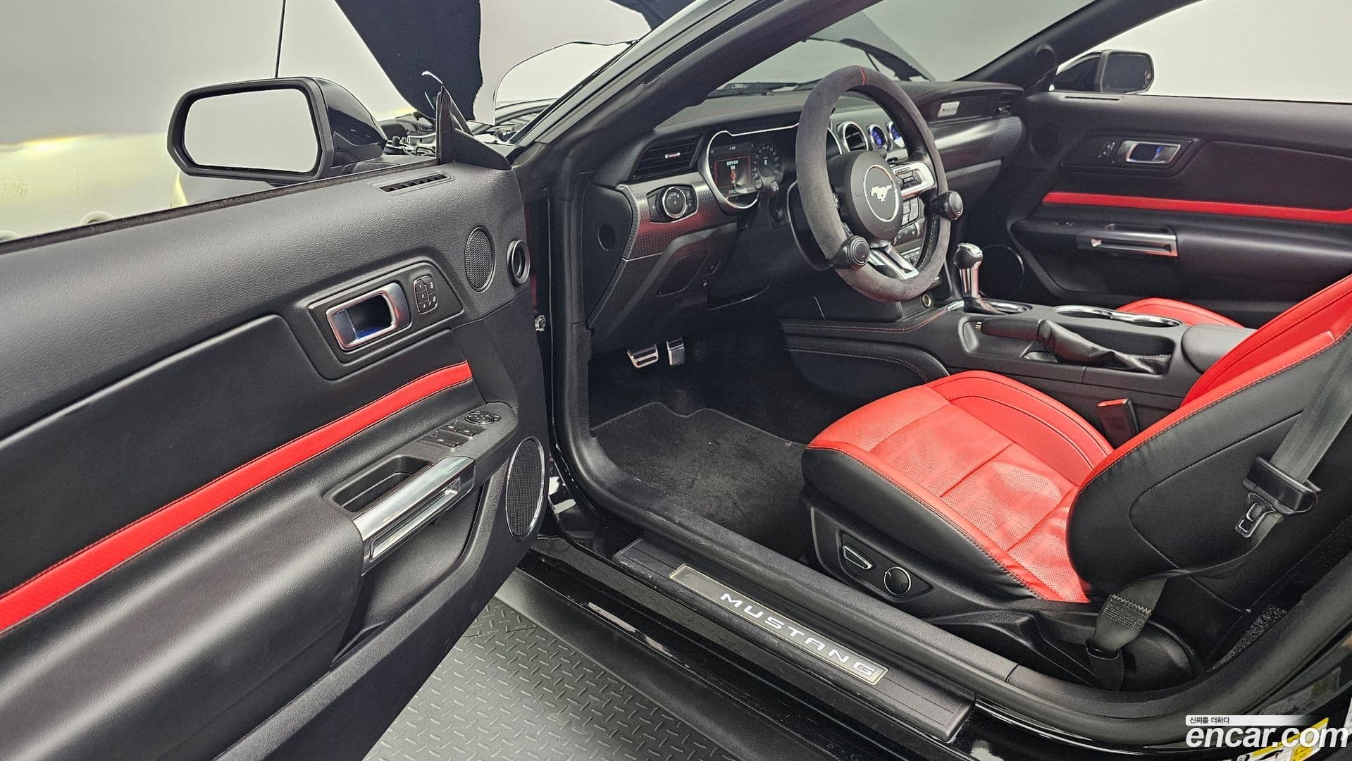 Main__Slider__Photo:Mustang Ford 2019.0-10