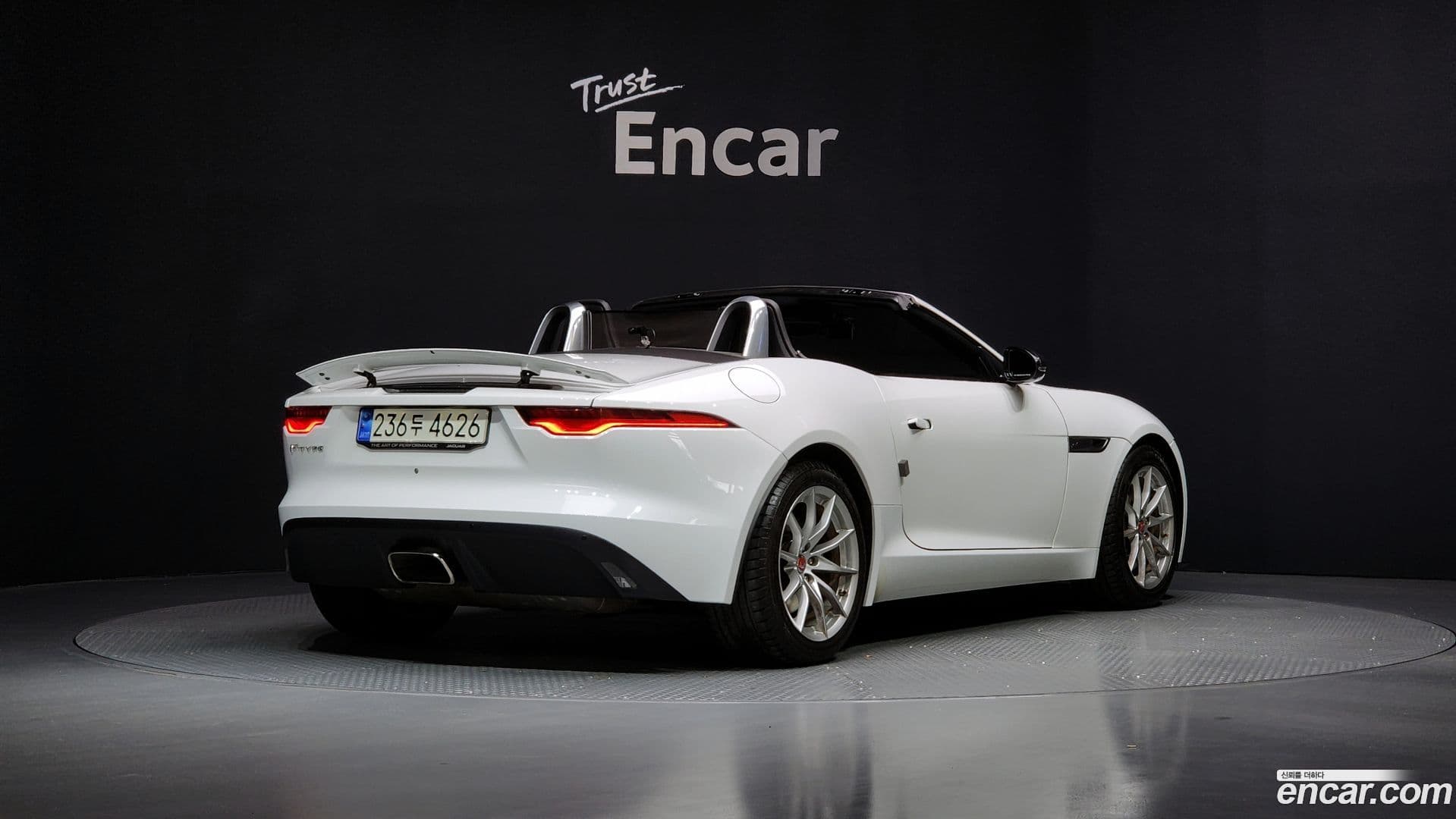 Main__Slider__Photo:F-TYPE Jaguar 2021.5-1
