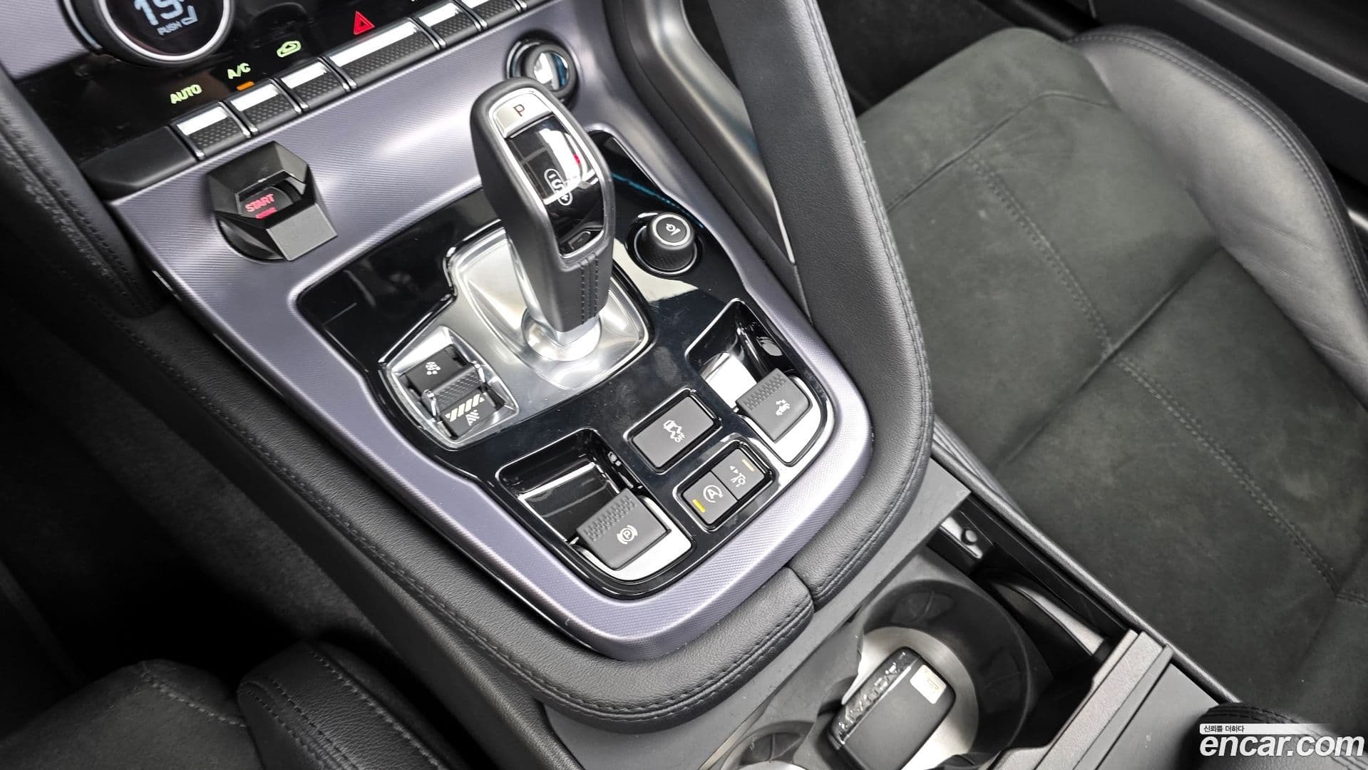 Main__Slider__Photo:F-TYPE Jaguar 2021.5-8