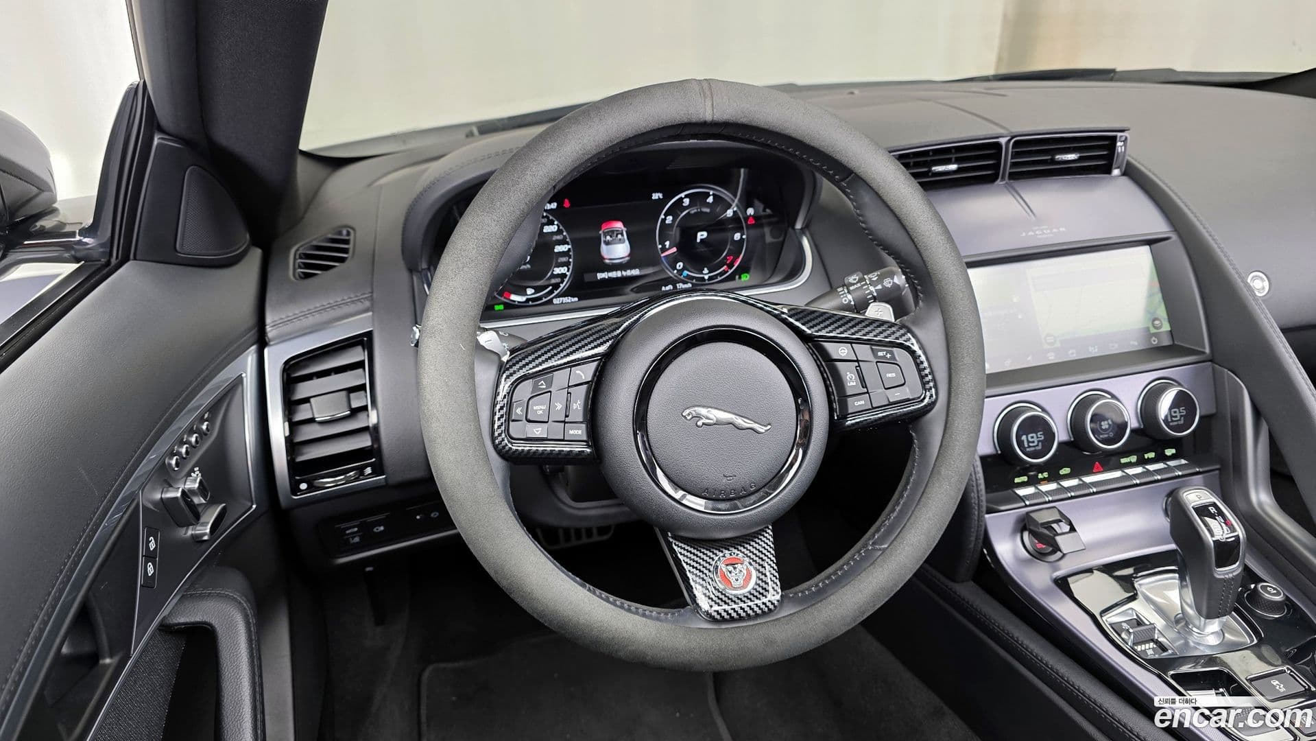 Main__Slider__Photo:F-TYPE Jaguar 2021.5-11