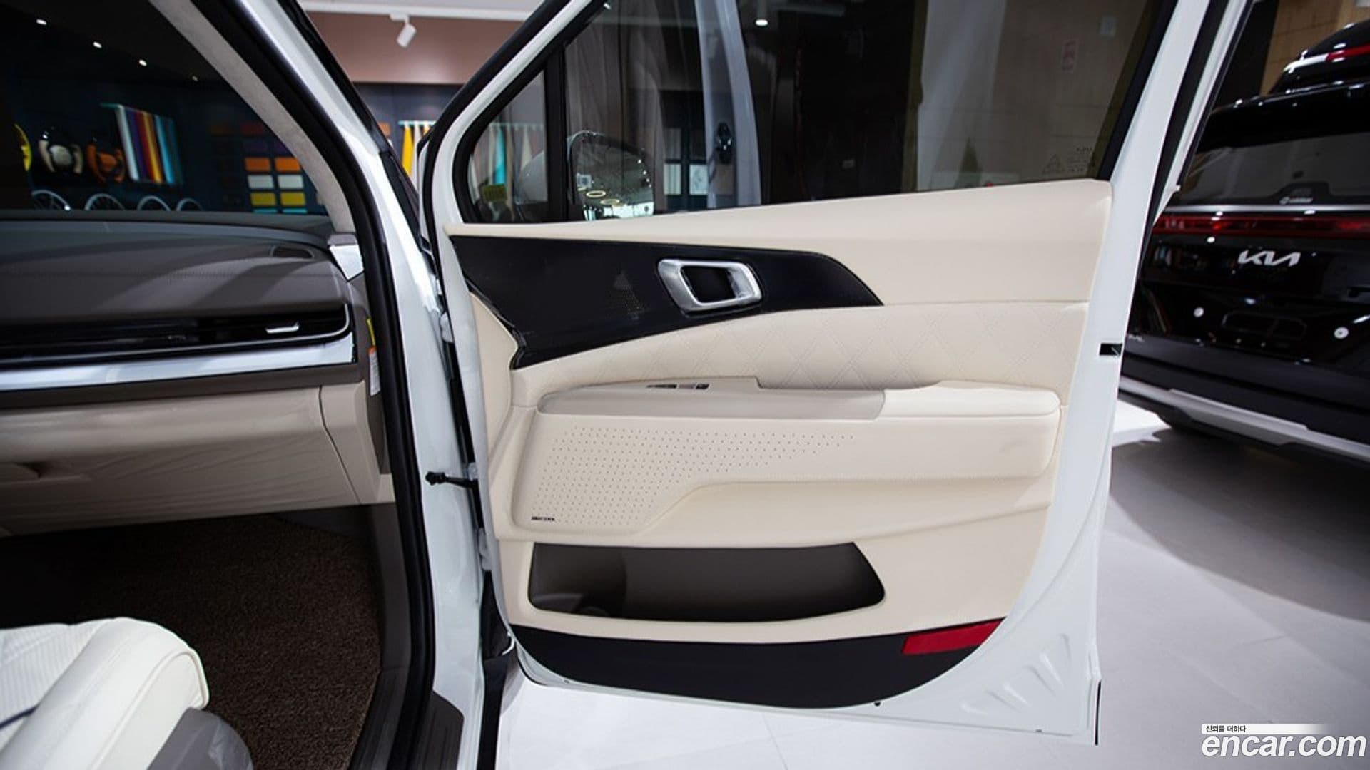 Main__Slider__Photo:Canival Kia 2025.3-7