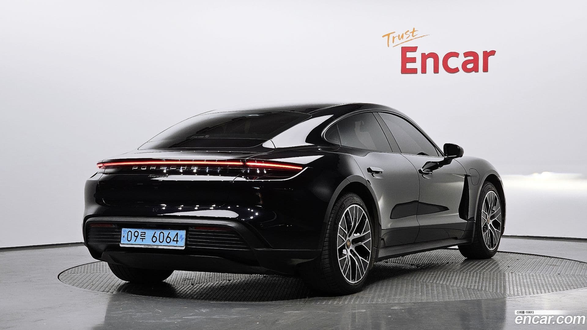 Main__Slider__Photo:Taycan Porsche 2023.11-1