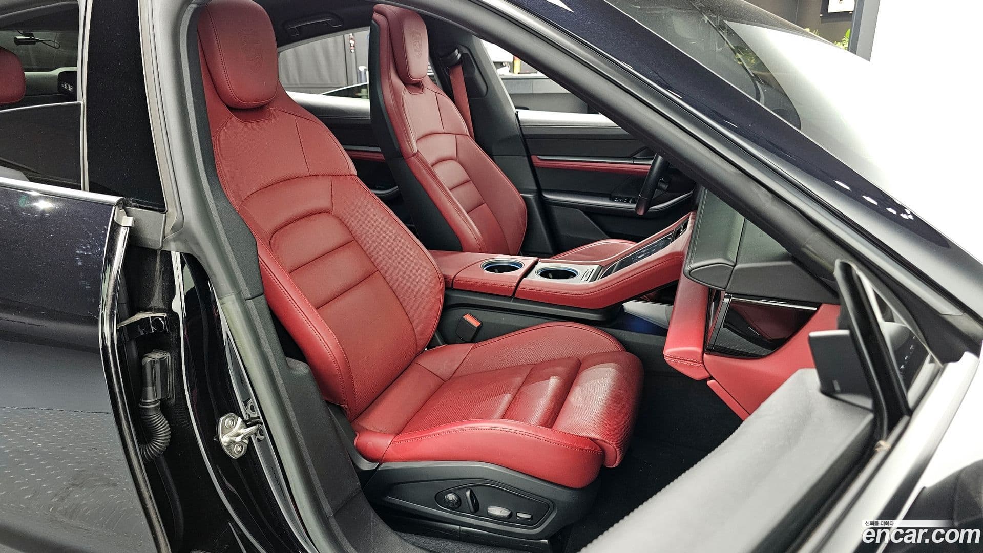 Main__Slider__Photo:Taycan Porsche 2023.11-9