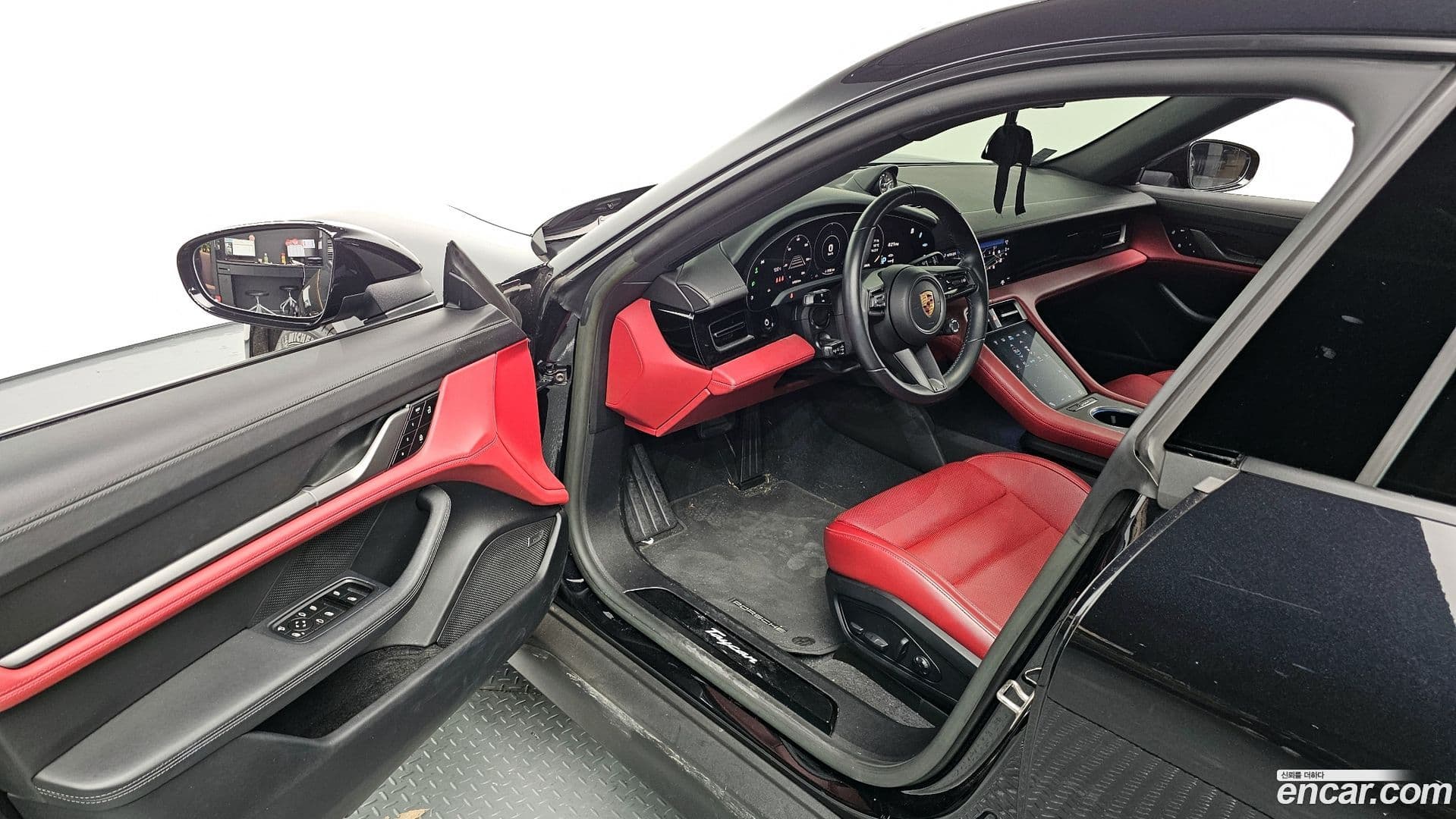 Main__Slider__Photo:Taycan Porsche 2023.11-10