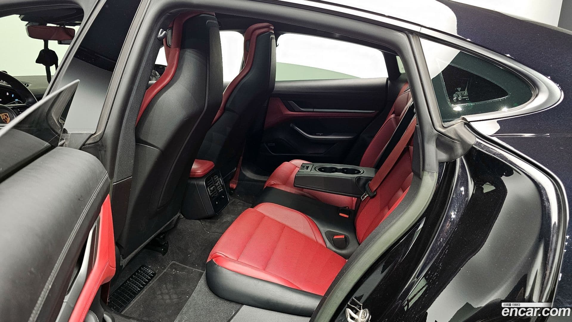 Main__Slider__Photo:Taycan Porsche 2023.11-11