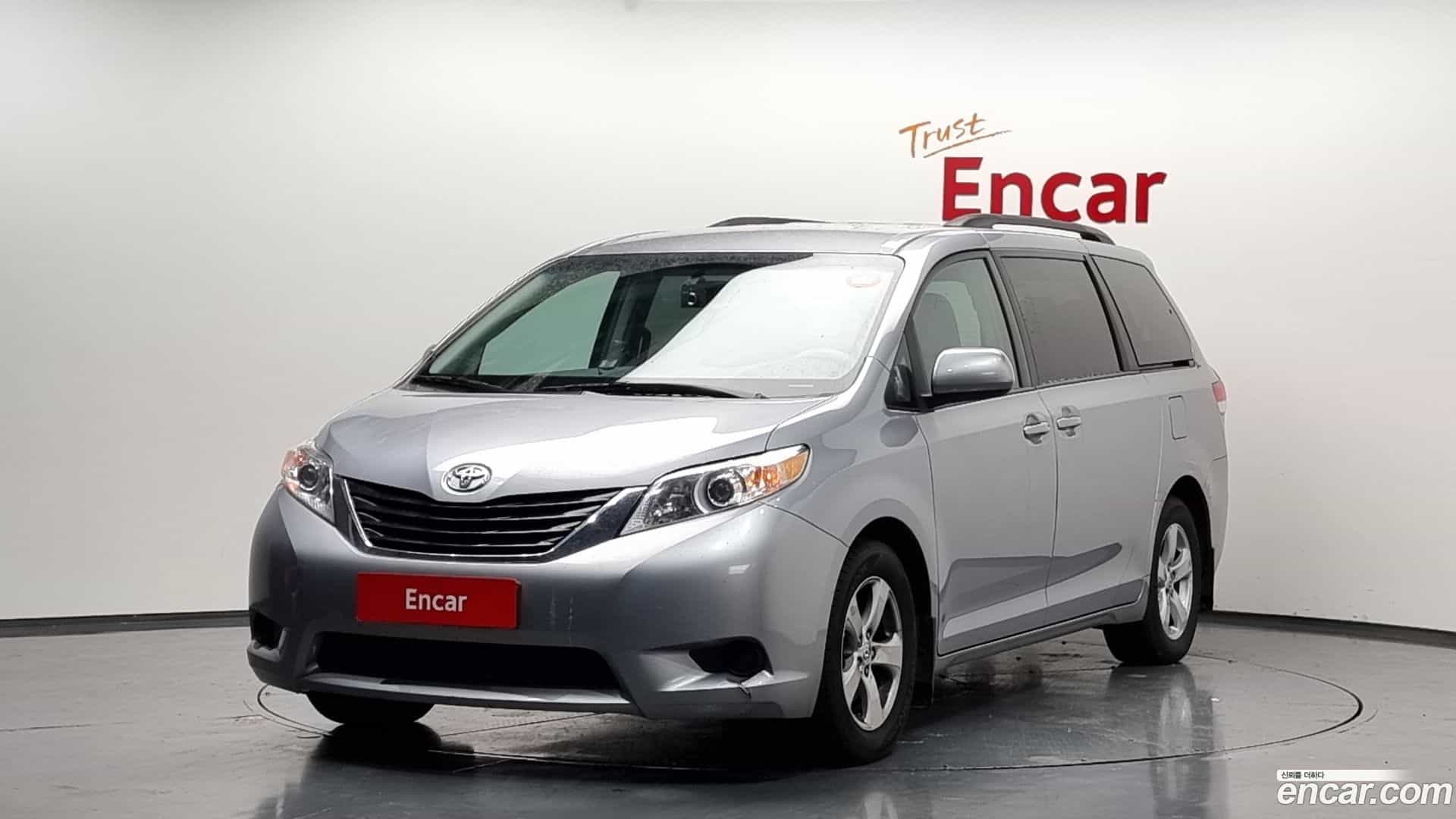 Sienna Toyota 2013.11-OUTER-001