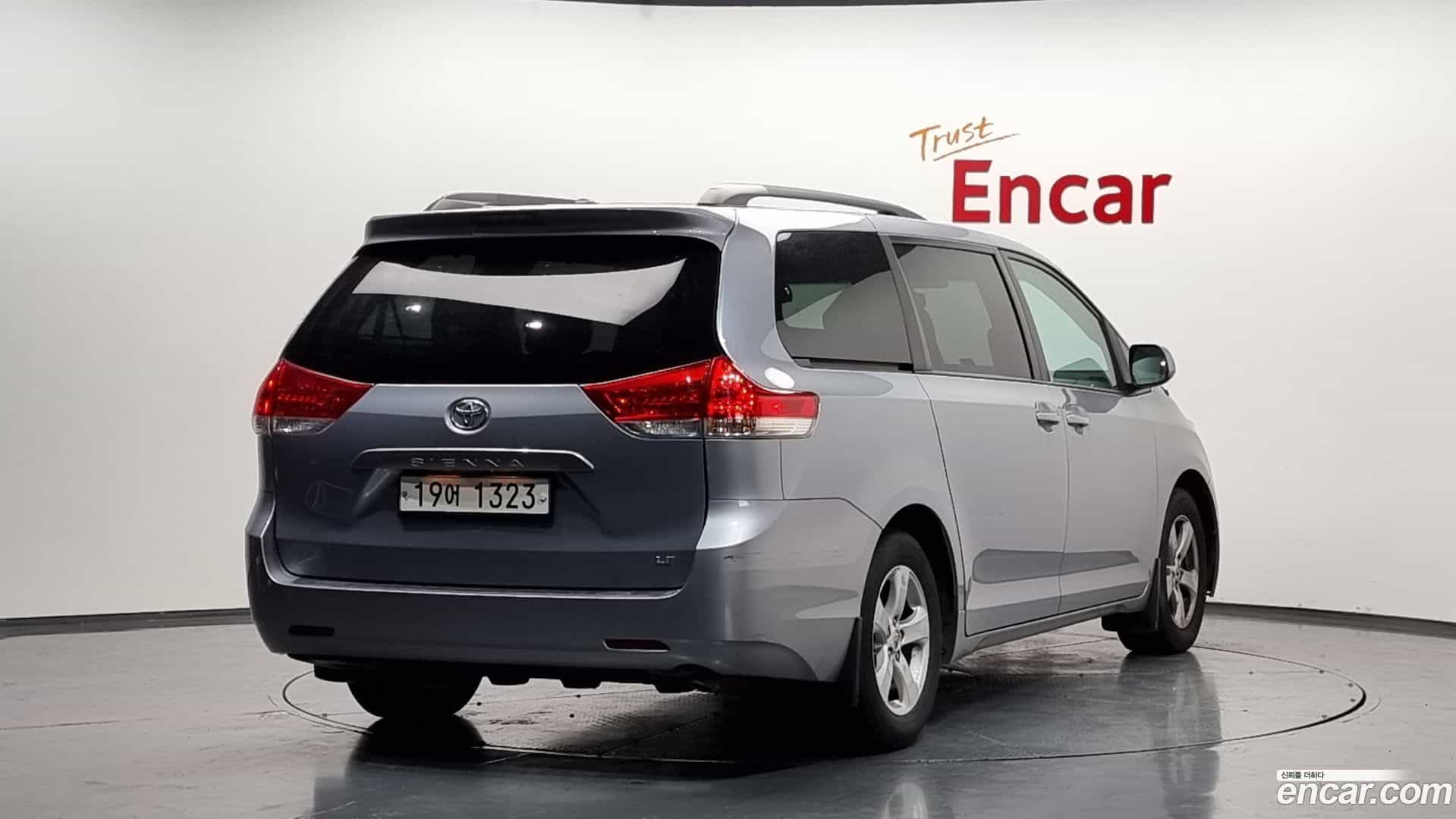 Sienna Toyota 2013.11-OUTER-002