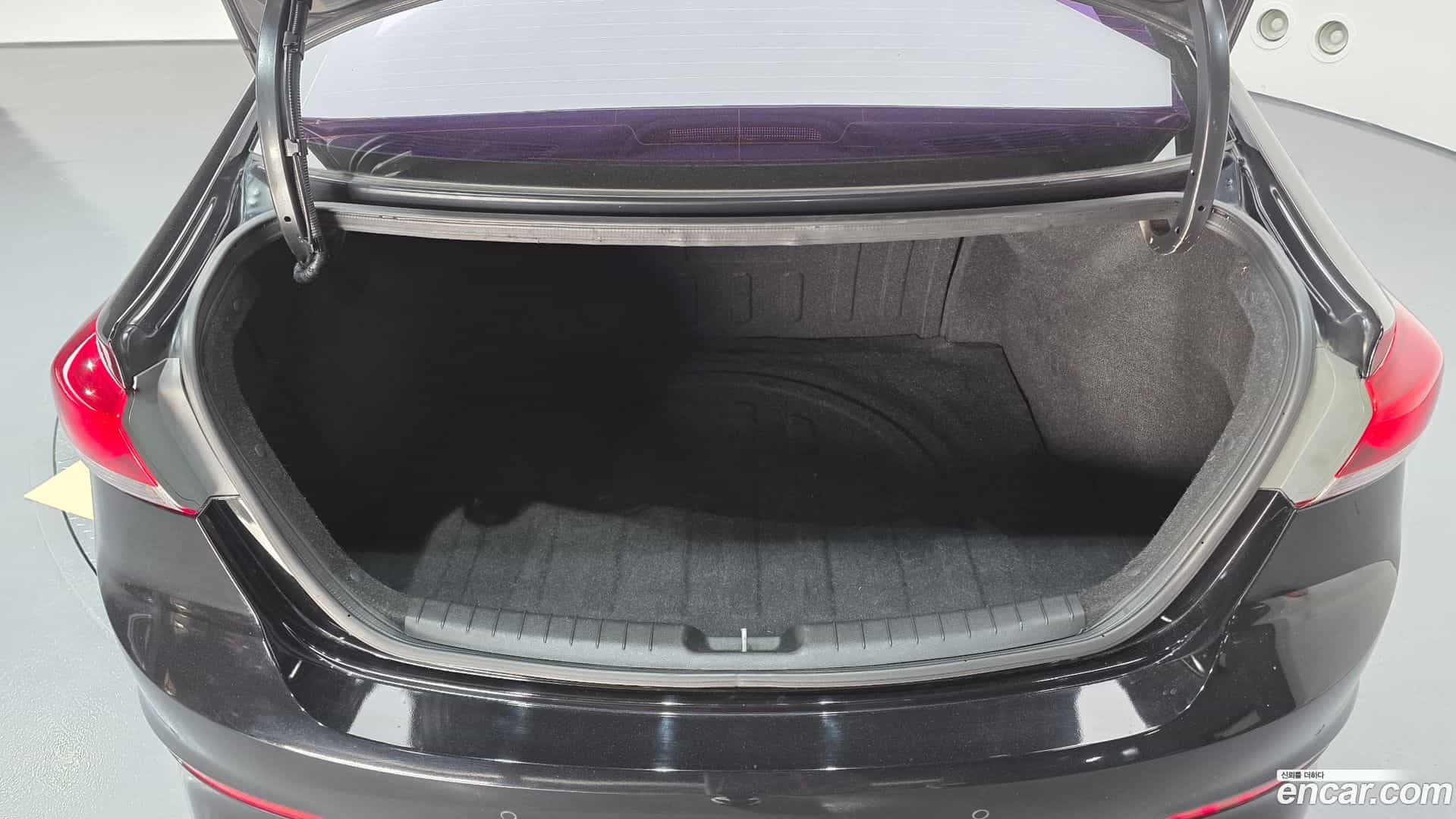 AVANTE Hyundai 2017.9-OPTION-024