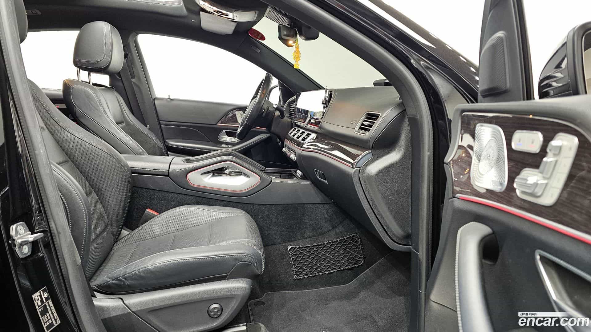 GLE-Class Mercedes-Benz 2021.1-INNER-010