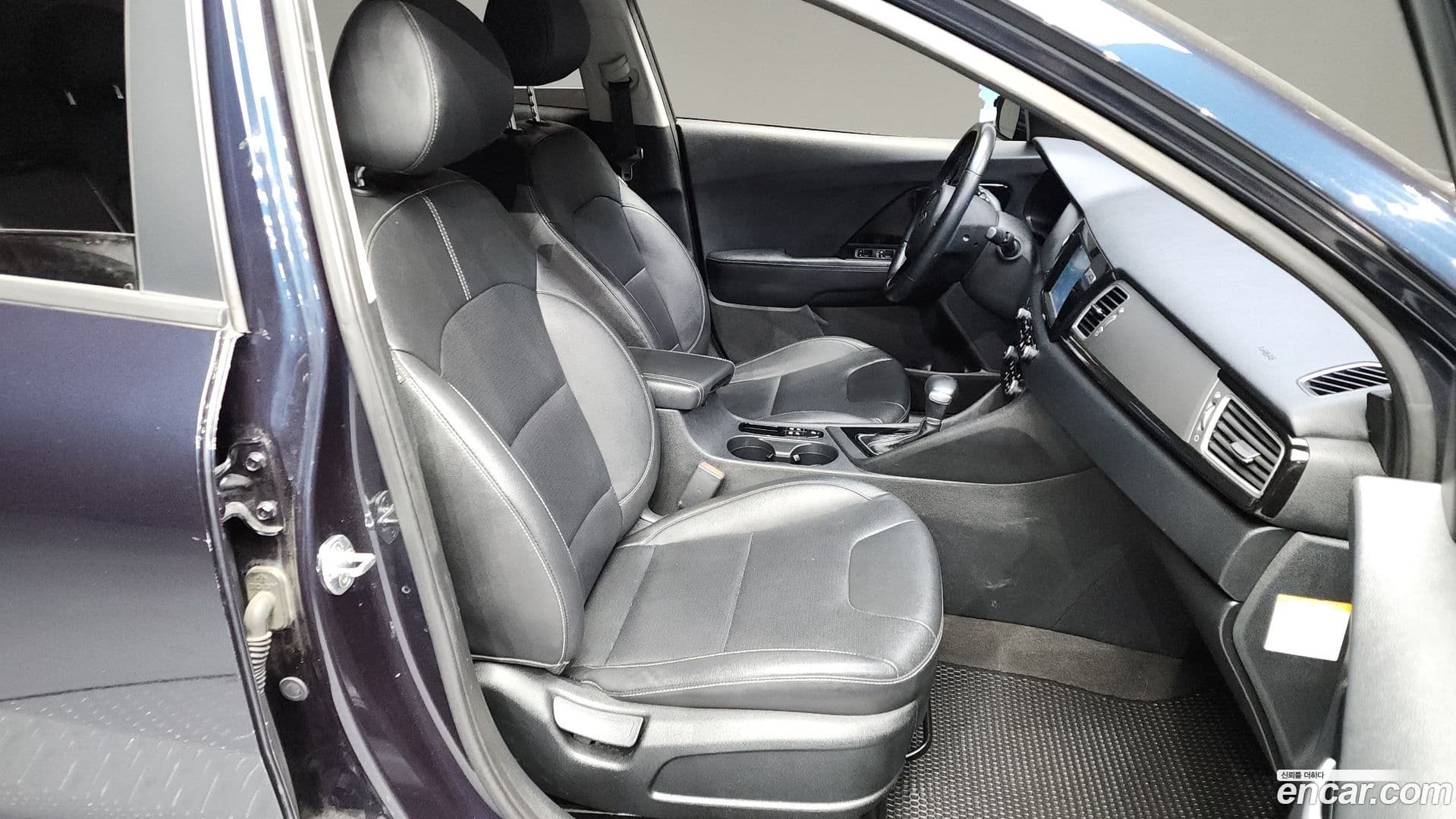 Main__Slider__Photo:Niro Kia 2017.6-10