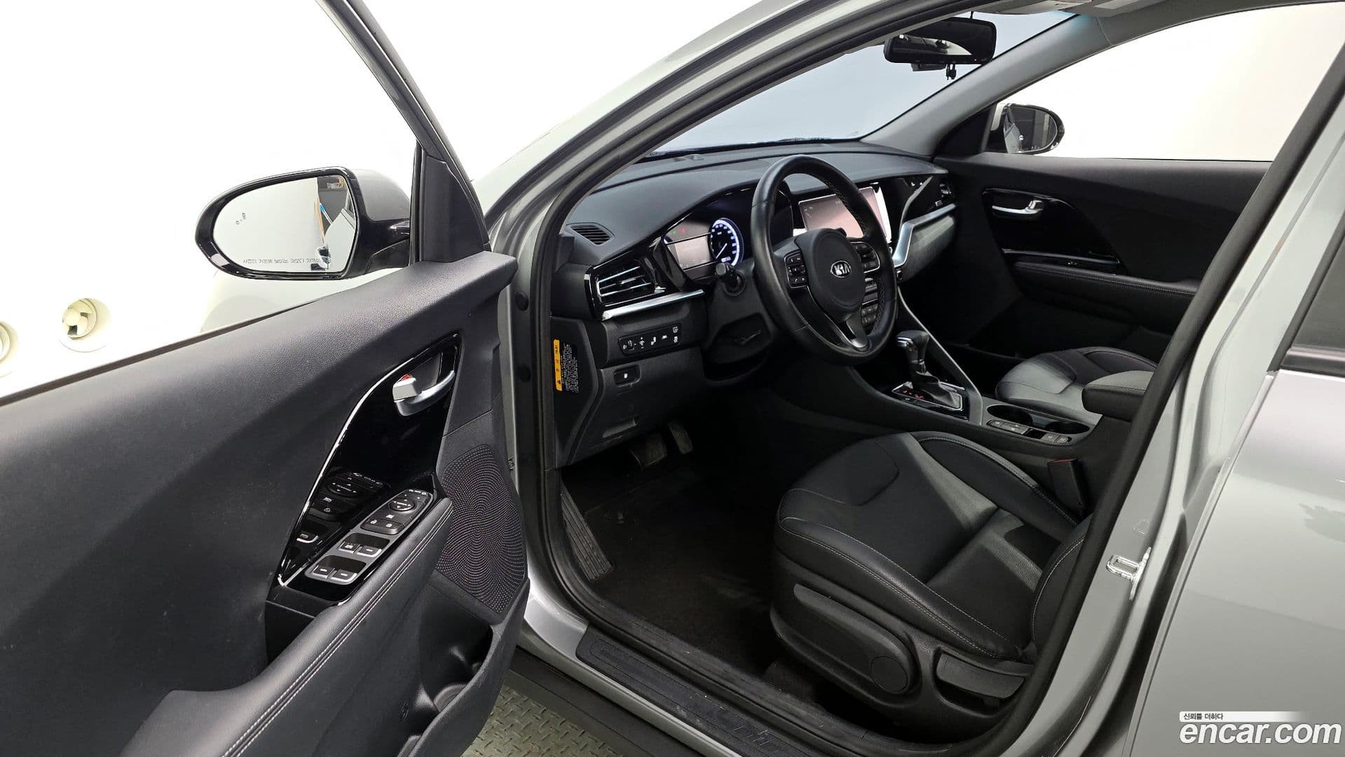 Main__Slider__Photo:Niro Kia 2020.8-9