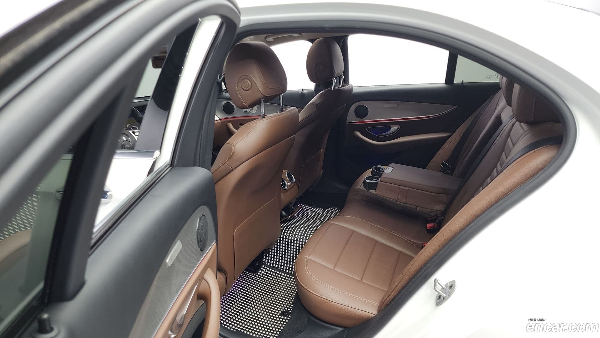 Main__Slider__Photo:E-Class Mercedes-Benz 2018.9-11