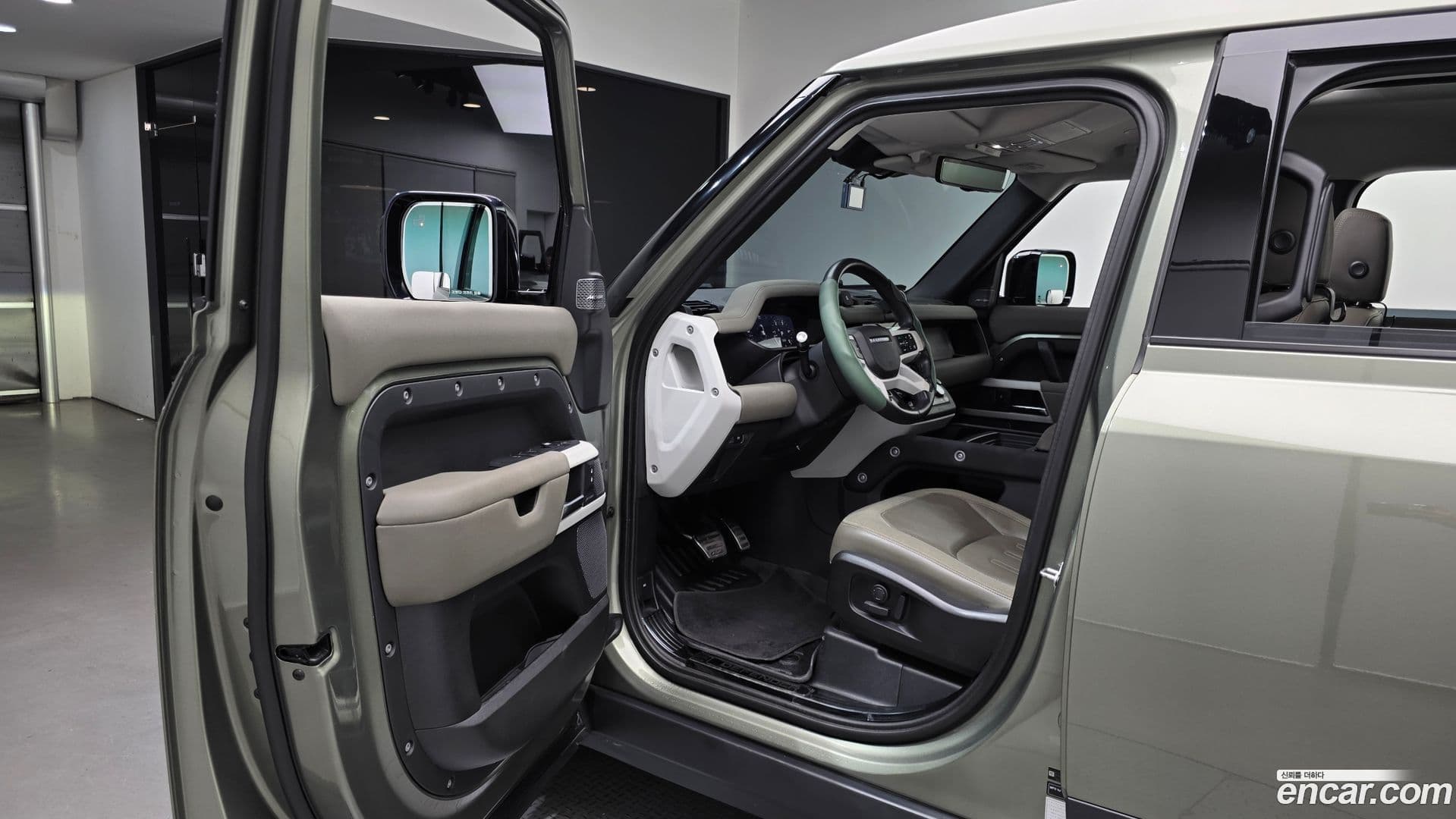 Main__Slider__Photo:Defender Land Rover 2020.11-10