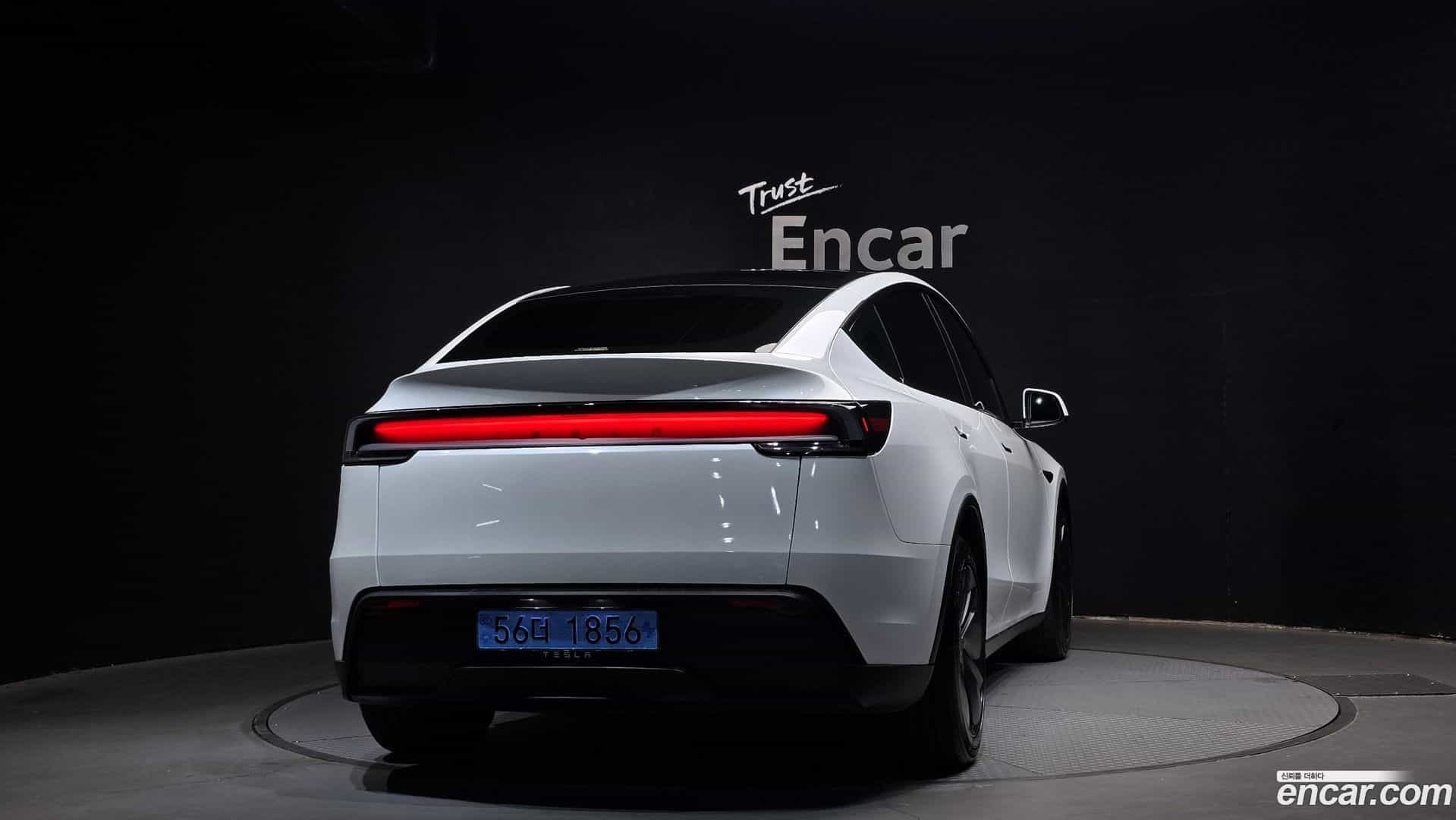 Model Y Tesla 2025.4-OUTER-004