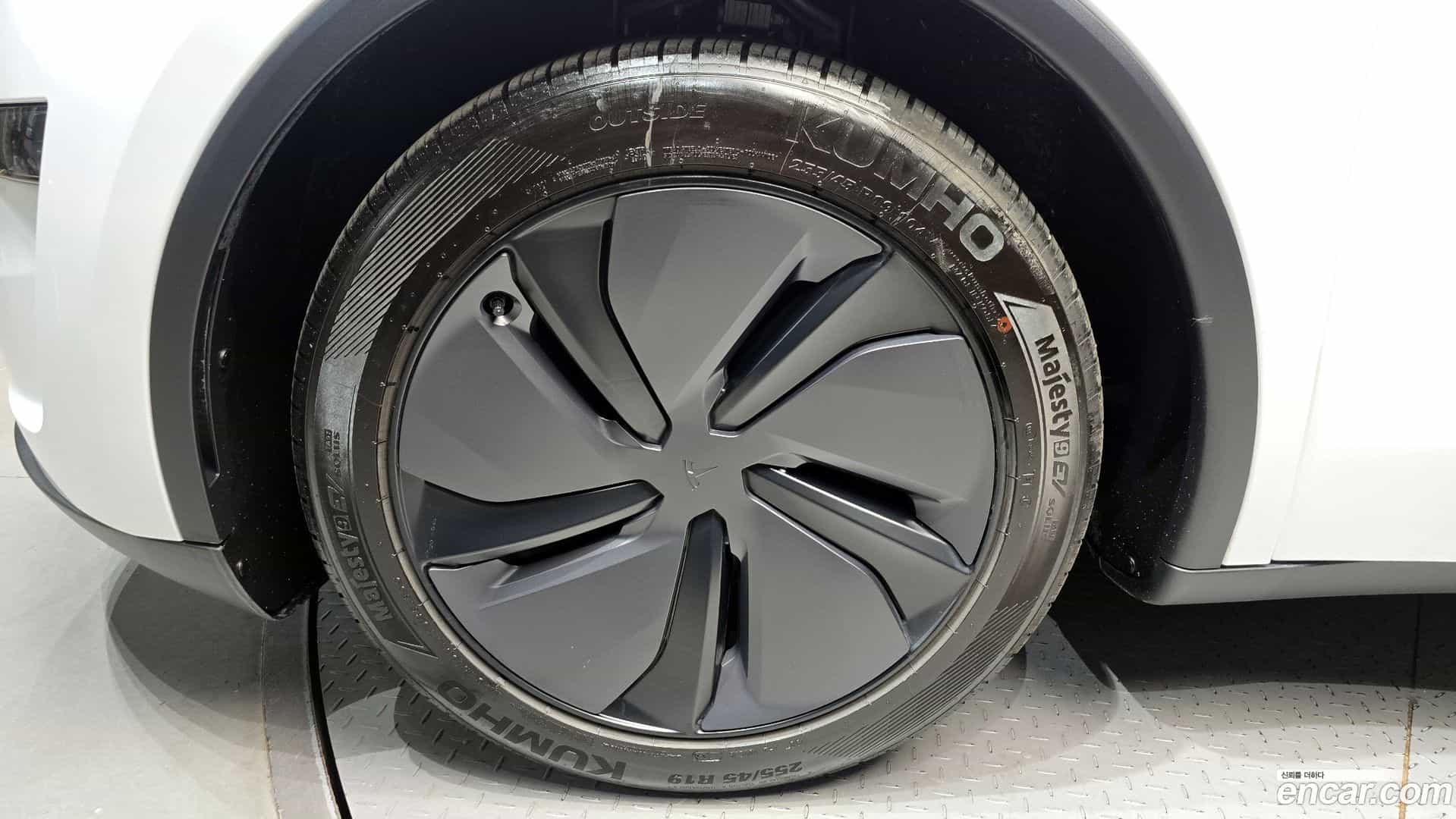 Model Y Tesla 2025.4-OUTER-005