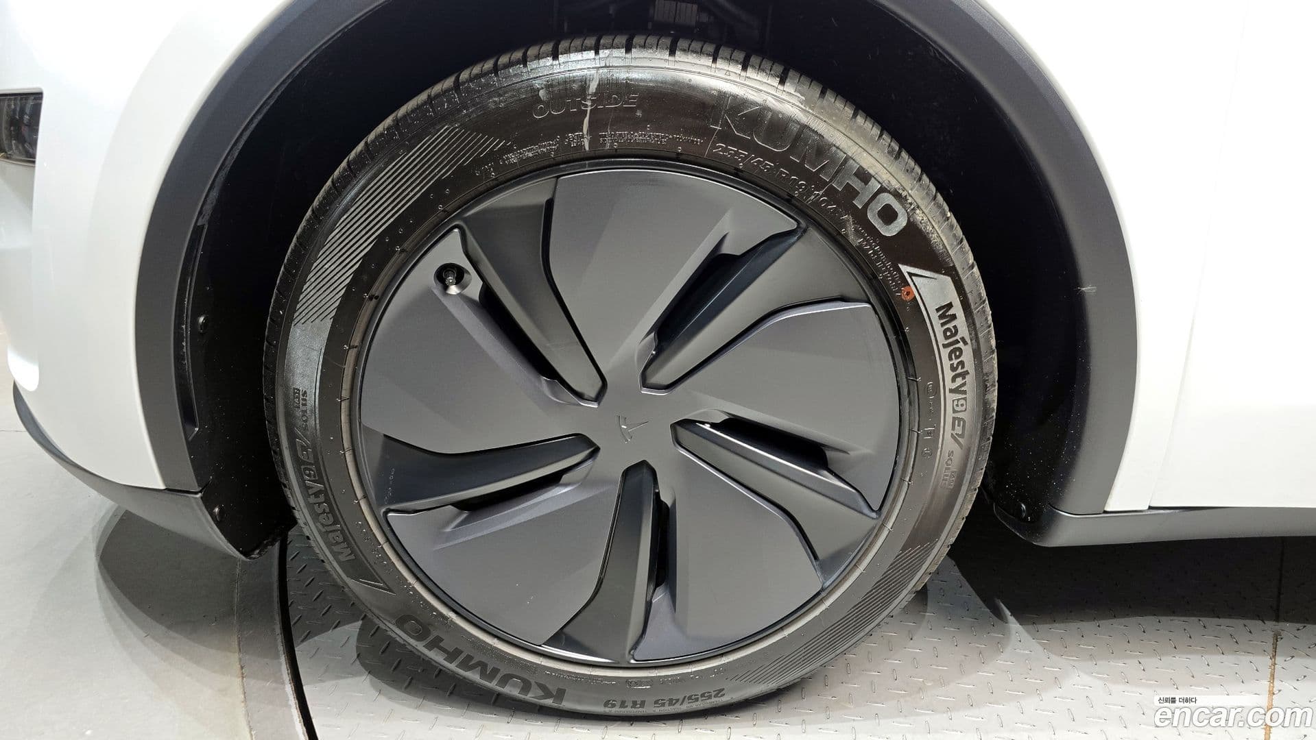 Main__Slider__Photo:Model Y Tesla 2025.4-4