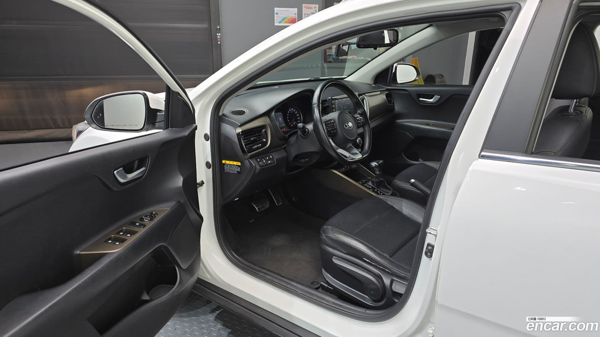 Main__Slider__Photo:Stonic Kia 2017.8-9