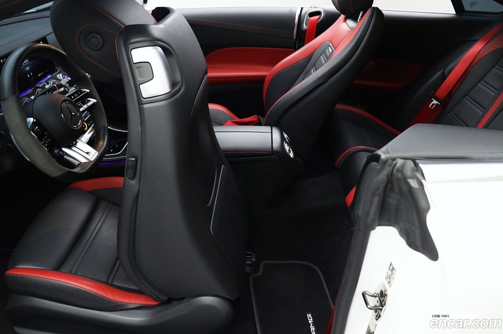 Main__Slider__Photo:E-Class Mercedes-Benz 2021.8-10