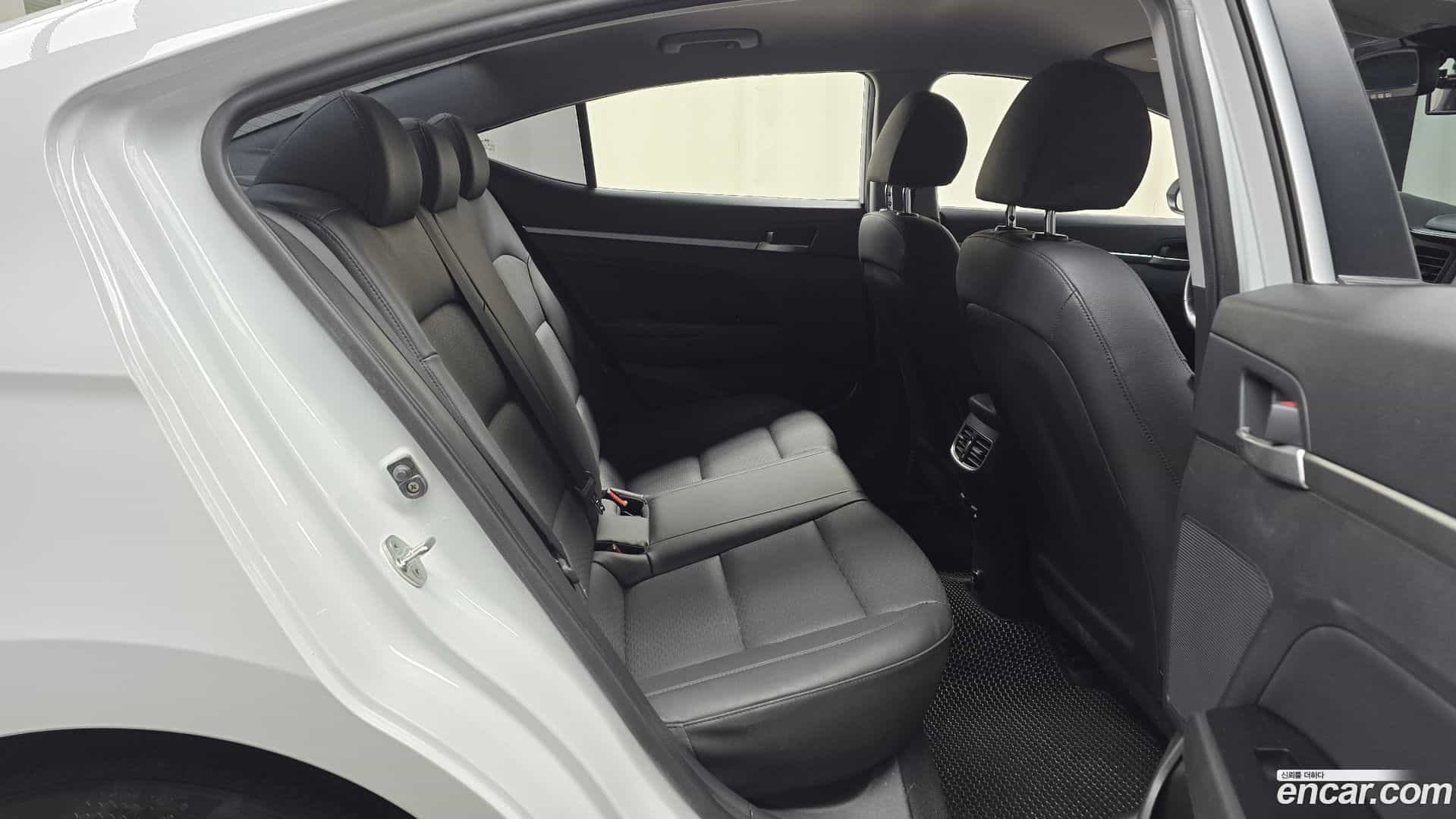 AVANTE Hyundai 2019.10-OPTION-016