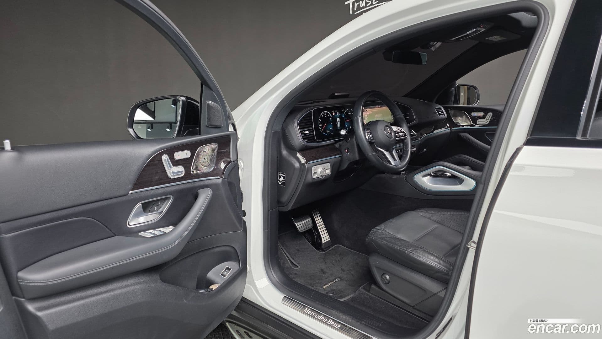 Main__Slider__Photo:GLE-Class Mercedes-Benz 2022.10-12