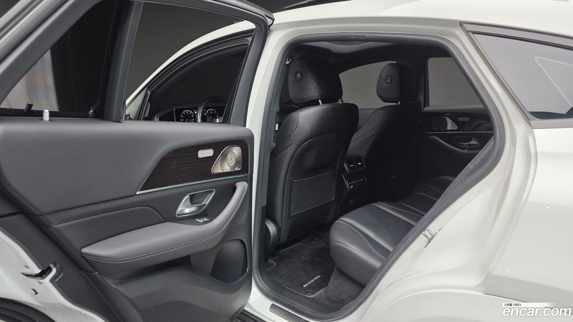 Main__Slider__Photo:GLE-Class Mercedes-Benz 2022.10-17