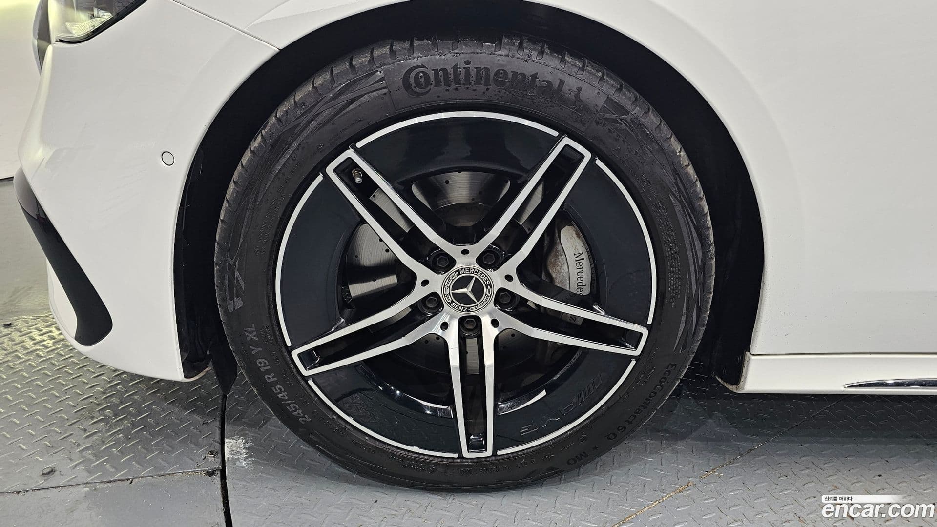 Main__Slider__Photo:E-Class Mercedes-Benz 2024.5-4