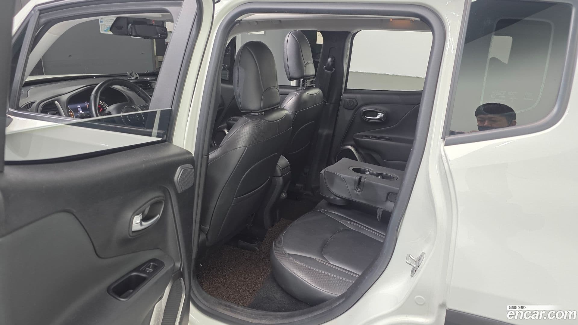 Main__Slider__Photo:Renegade Jeep 2018.11-10