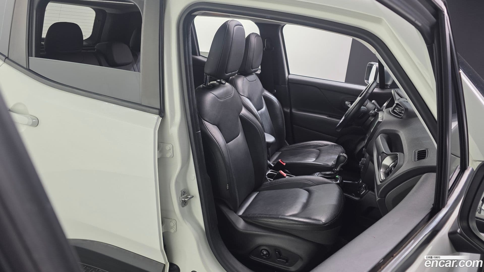 Main__Slider__Photo:Renegade Jeep 2018.11-11