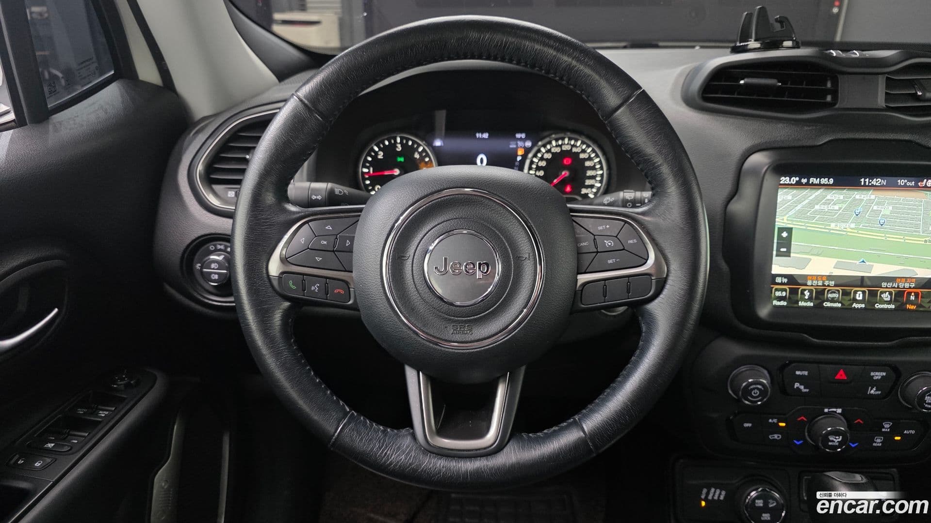 Main__Slider__Photo:Renegade Jeep 2018.11-12