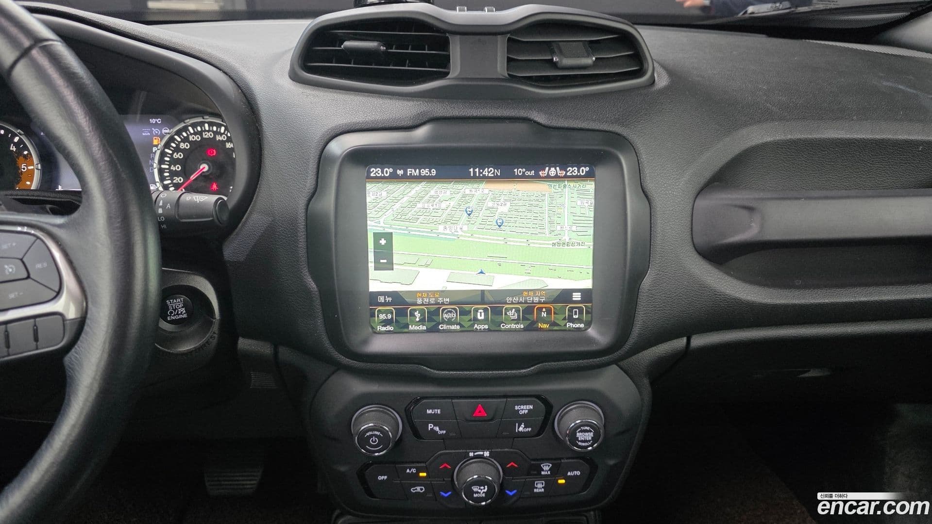 Main__Slider__Photo:Renegade Jeep 2018.11-17