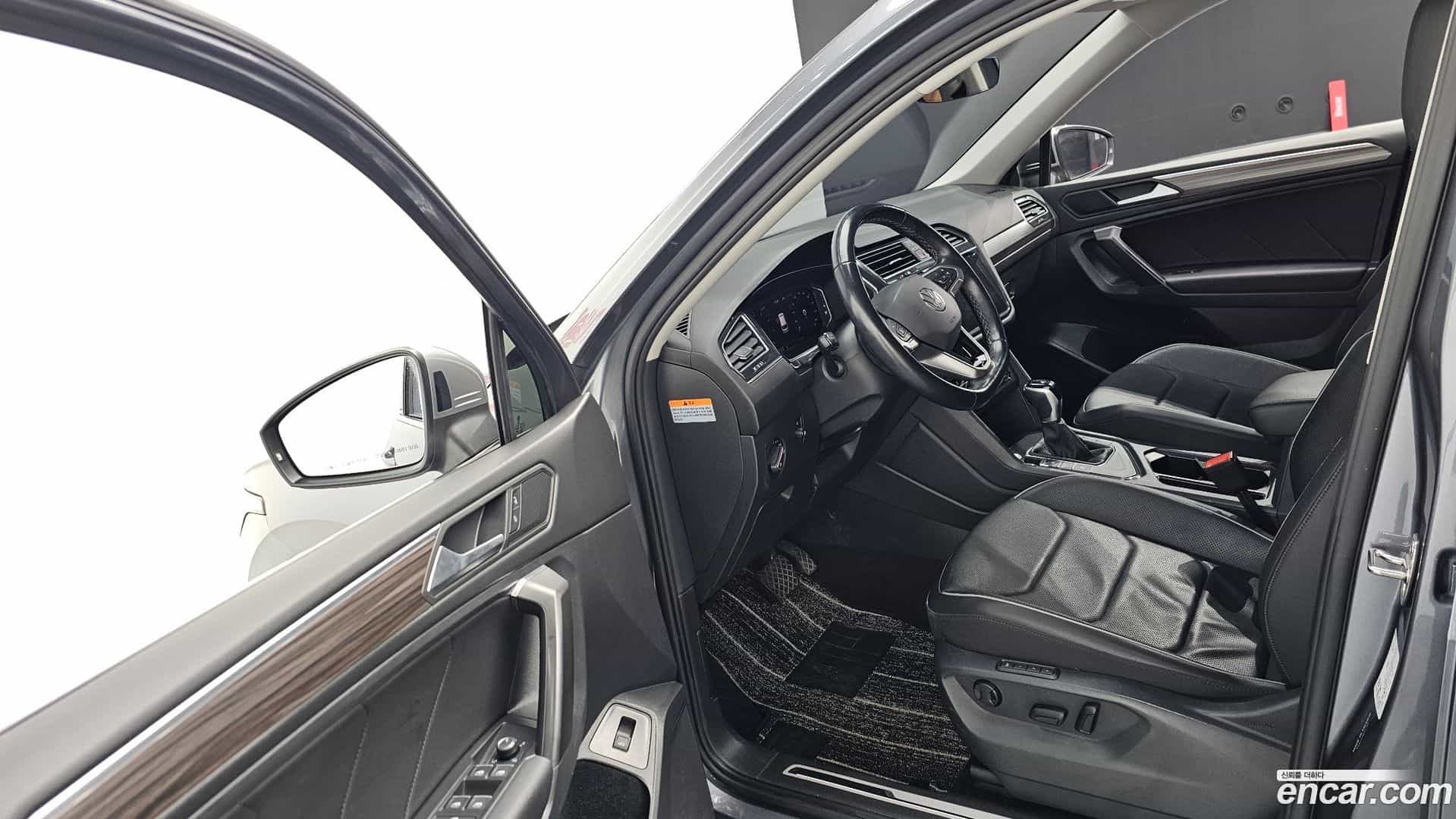 Tiguan Volkswagen 2022.8-INNER-010