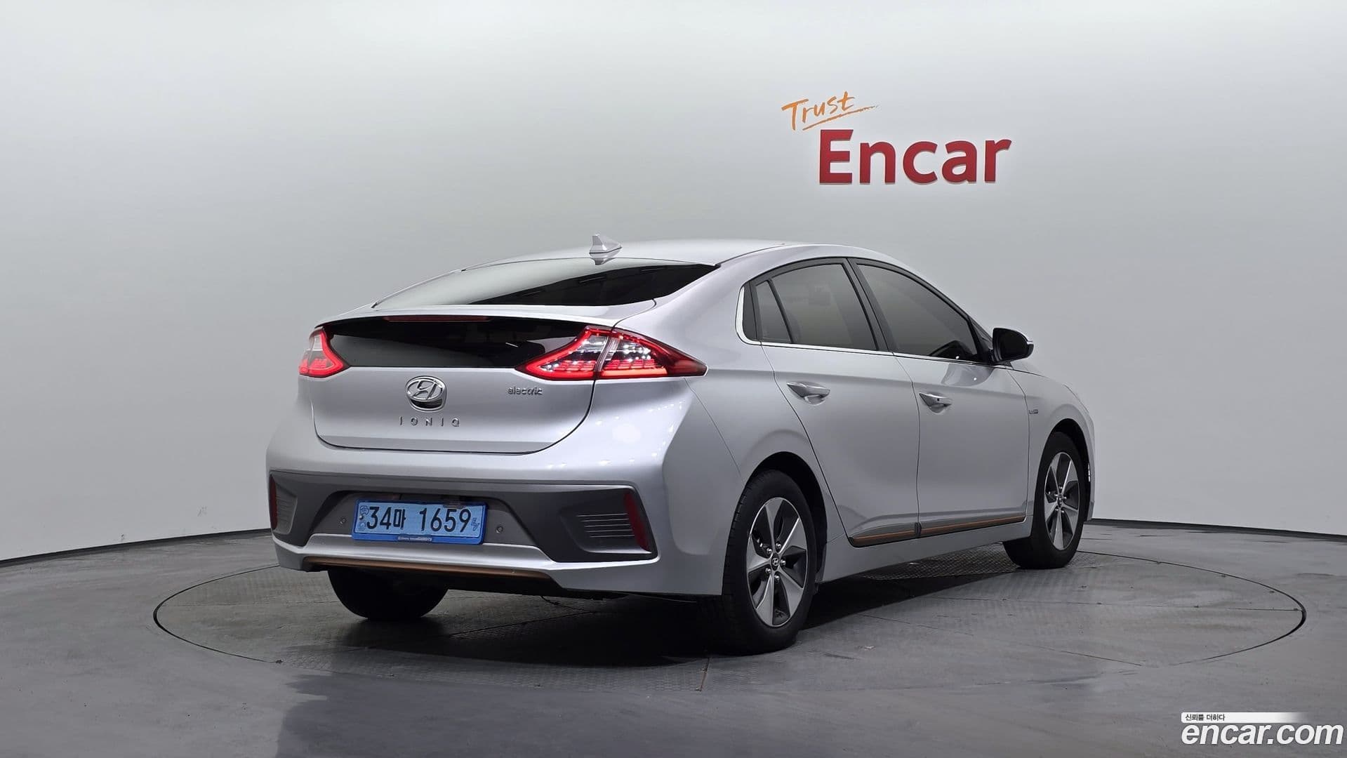 Main__Slider__Photo:Ioniq Hyundai 2018.3-1