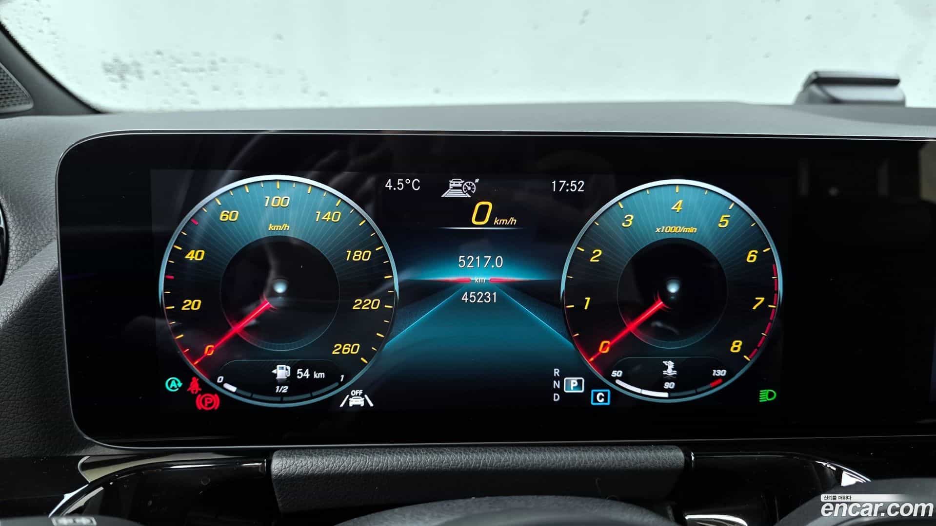 GLA-Class Mercedes-Benz 2020.11-INNER-008