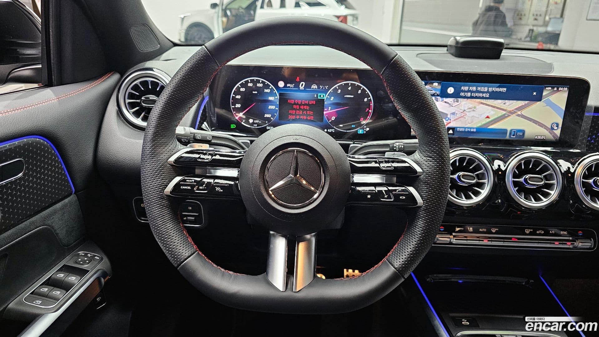 Main__Slider__Photo:GLB-Class Mercedes-Benz 2025.4-12