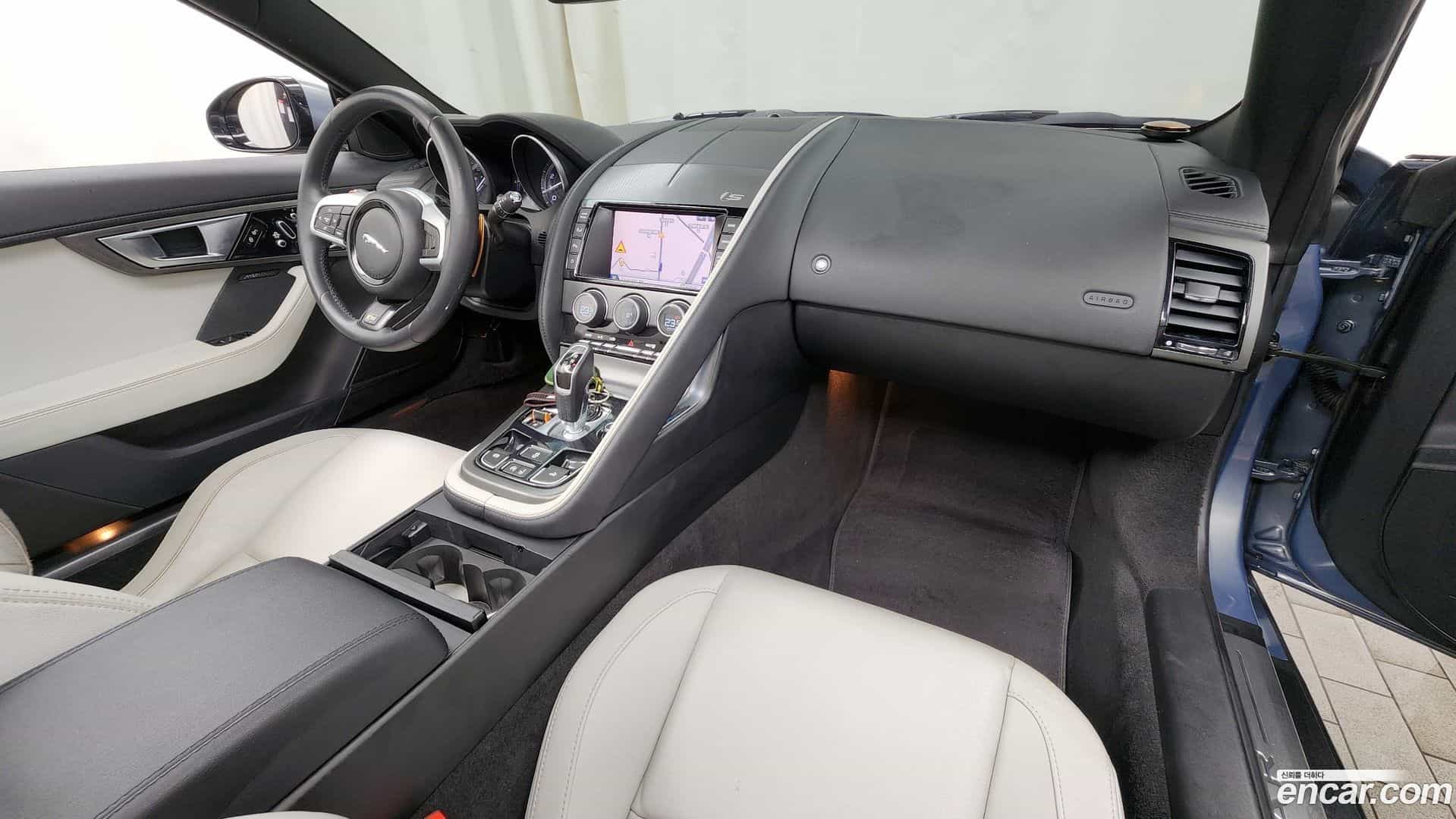 F-TYPE Jaguar 2013.10-INNER-007