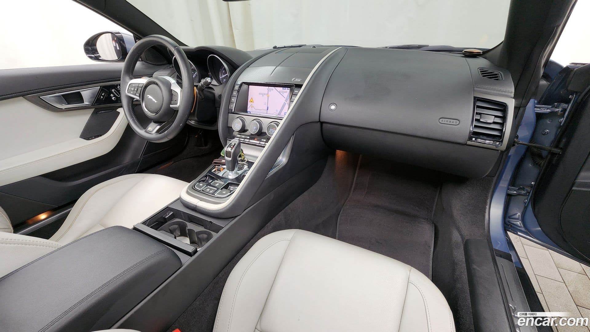 Main__Slider__Photo:F-TYPE Jaguar 2013.10-6