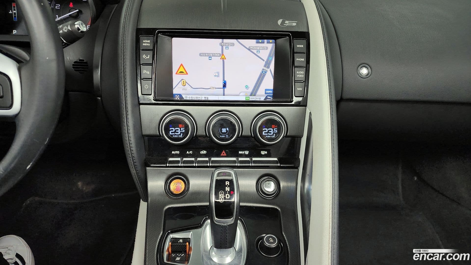 Main__Slider__Photo:F-TYPE Jaguar 2013.10-12