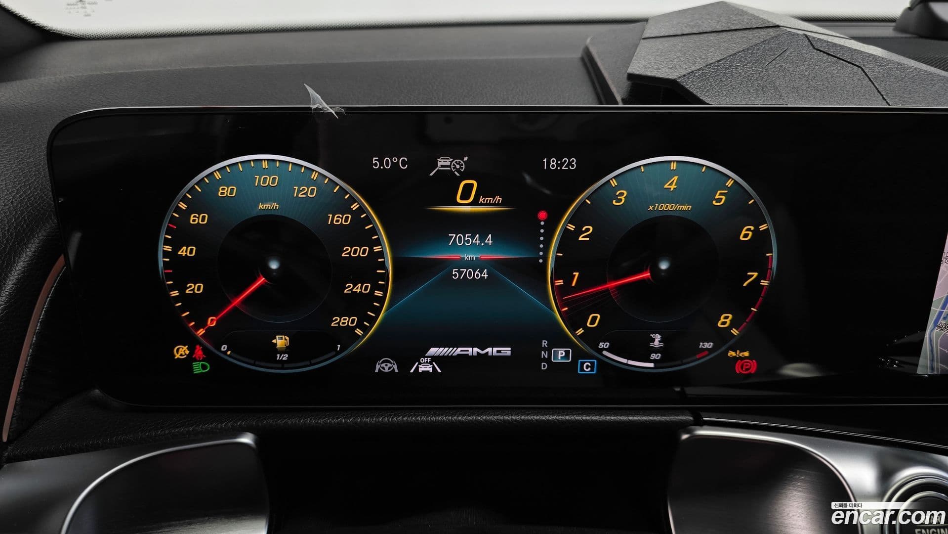 Main__Slider__Photo:GLB-Class Mercedes-Benz 2022.11-7