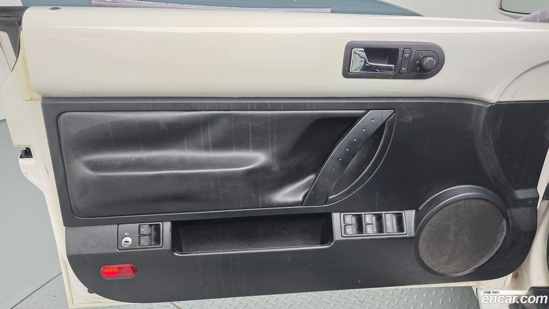 Main__Slider__Photo:Beatle Volkswagen 2011.6-11