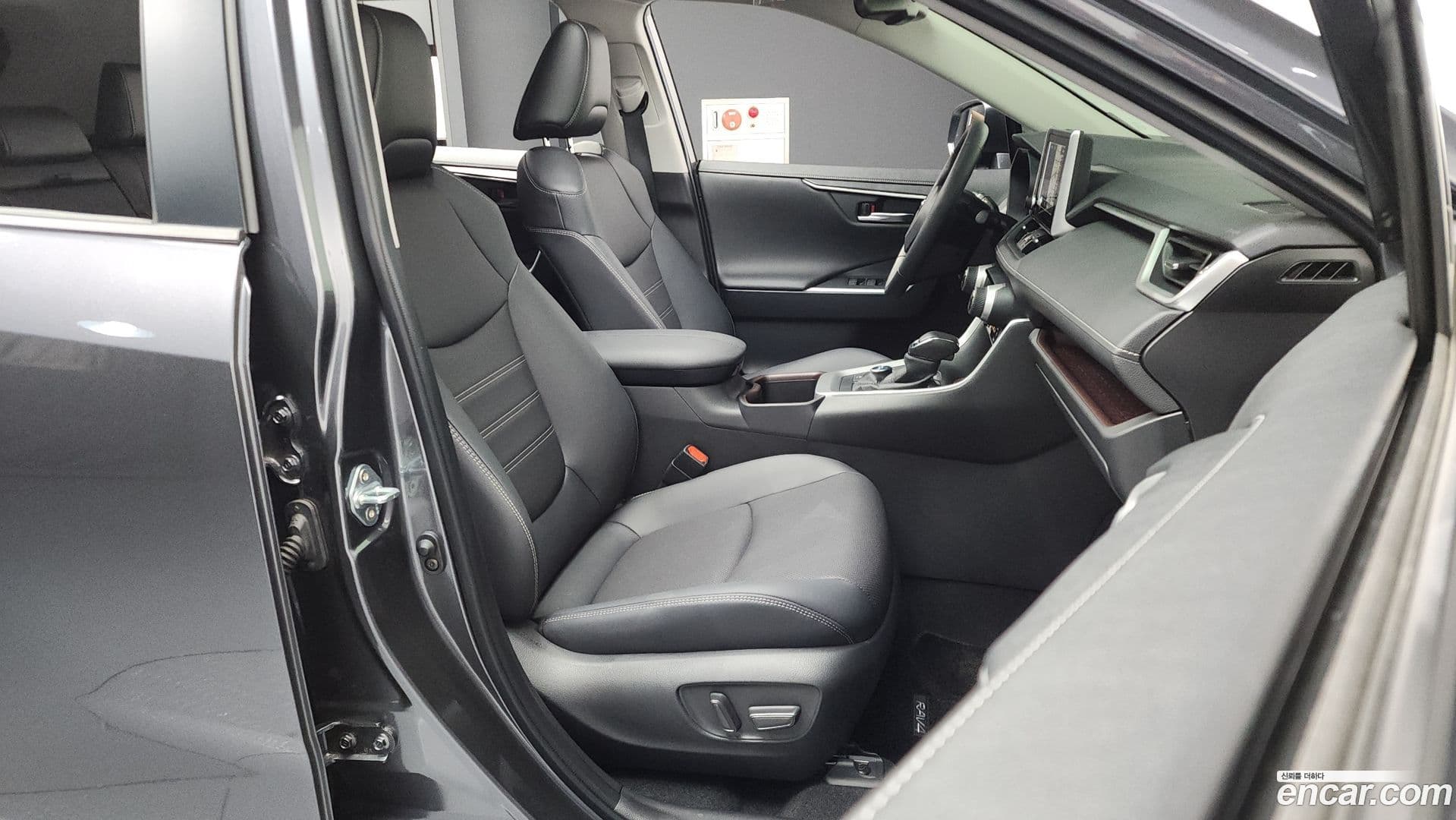 Main__Slider__Photo:RAV4 Toyota 2025.2-10